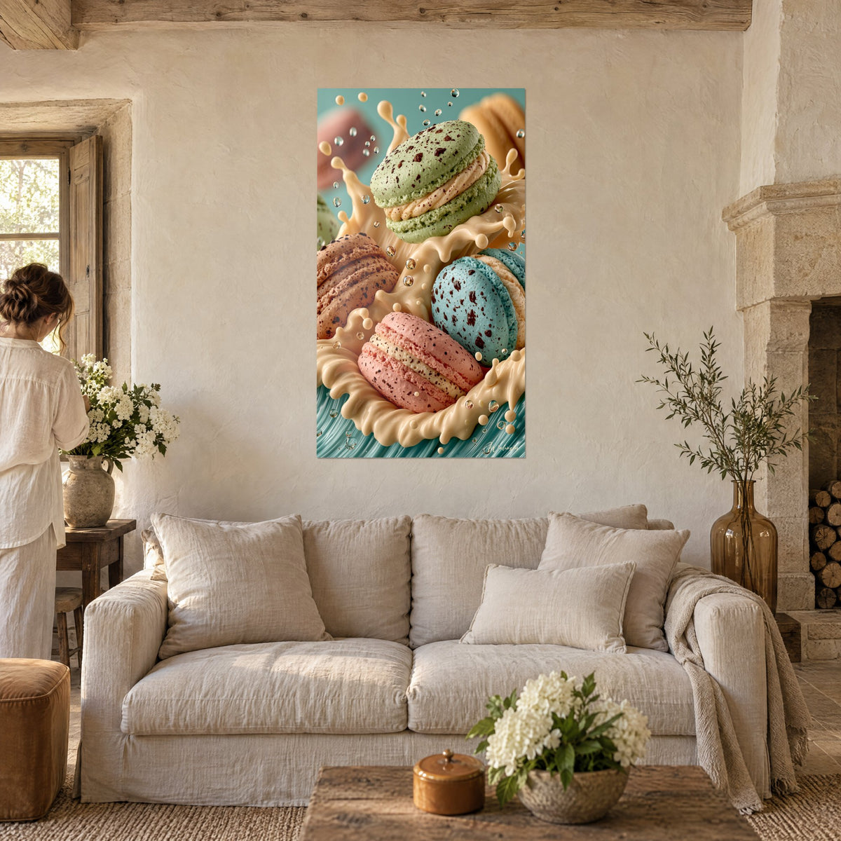 Gemälde Makronen gesprenkelt in Minzgrün und Rosa in einer Welle aus elfenbeinfarbener Creme, eine Frau von hinten, über einem Sofa in einem hellen Wohnzimmer