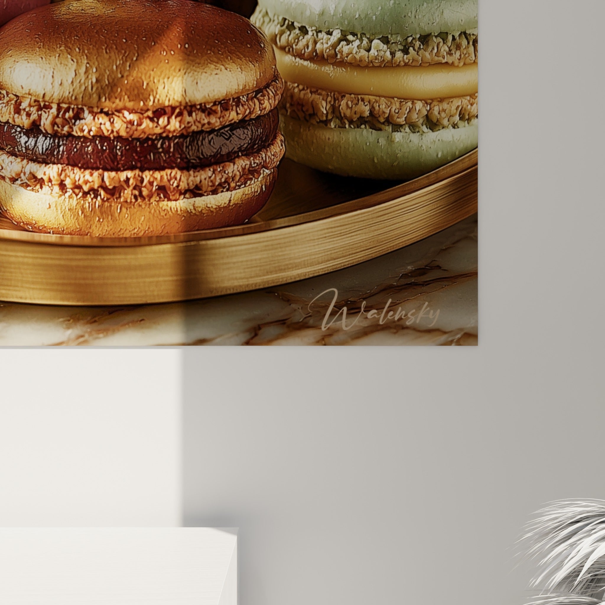 Détail de macaron doré et rose montrant la ganache crémeuse et les reflets satinés du ruban