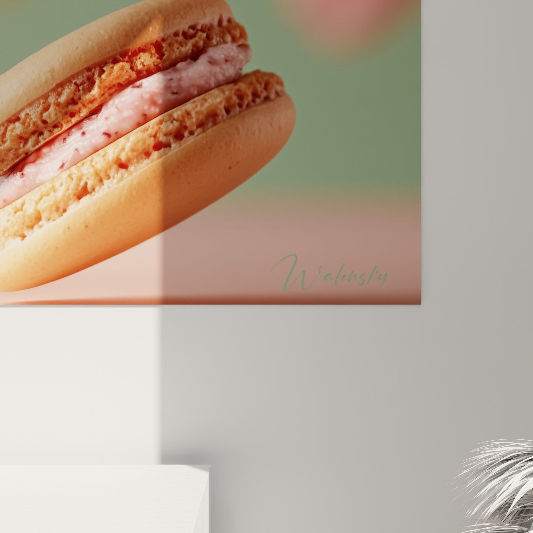 Détail du macaron rose framboise, coque granuleuse et ganache crémeuse aux nuances pourpres et beiges