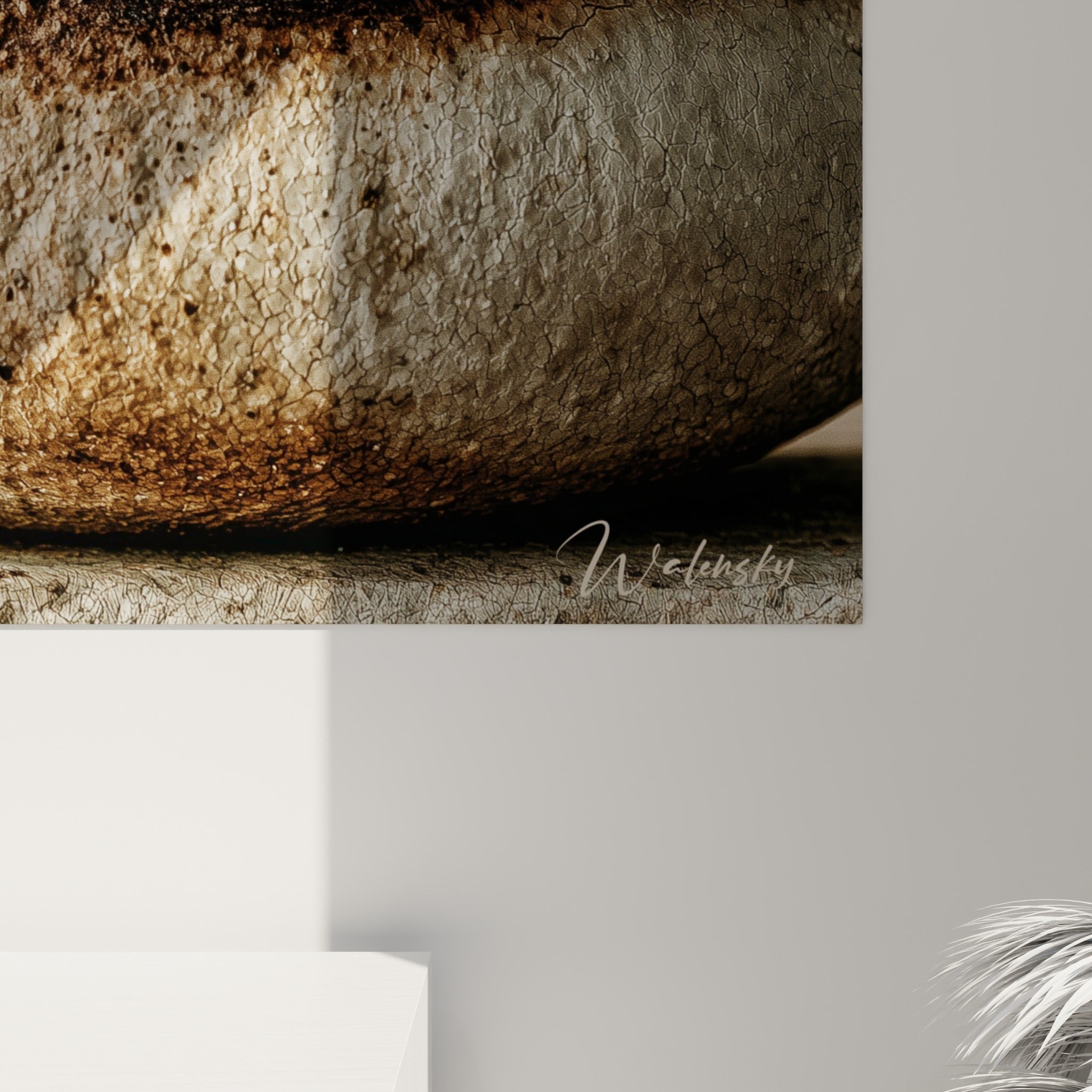 Détail du grain granuleux du macaron sauge et de la texture rugueuse du bol en grès brun