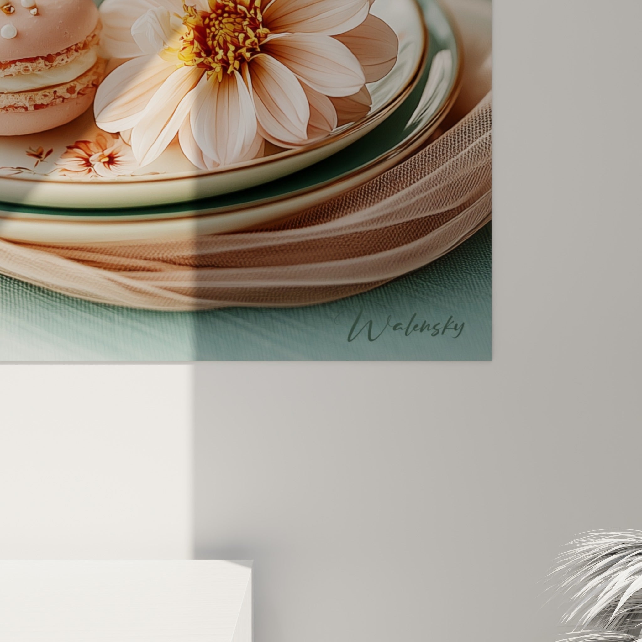 Détail de macarons roses garnis de perles blanches, textures crémeuses et pétales pêche en gros plan
