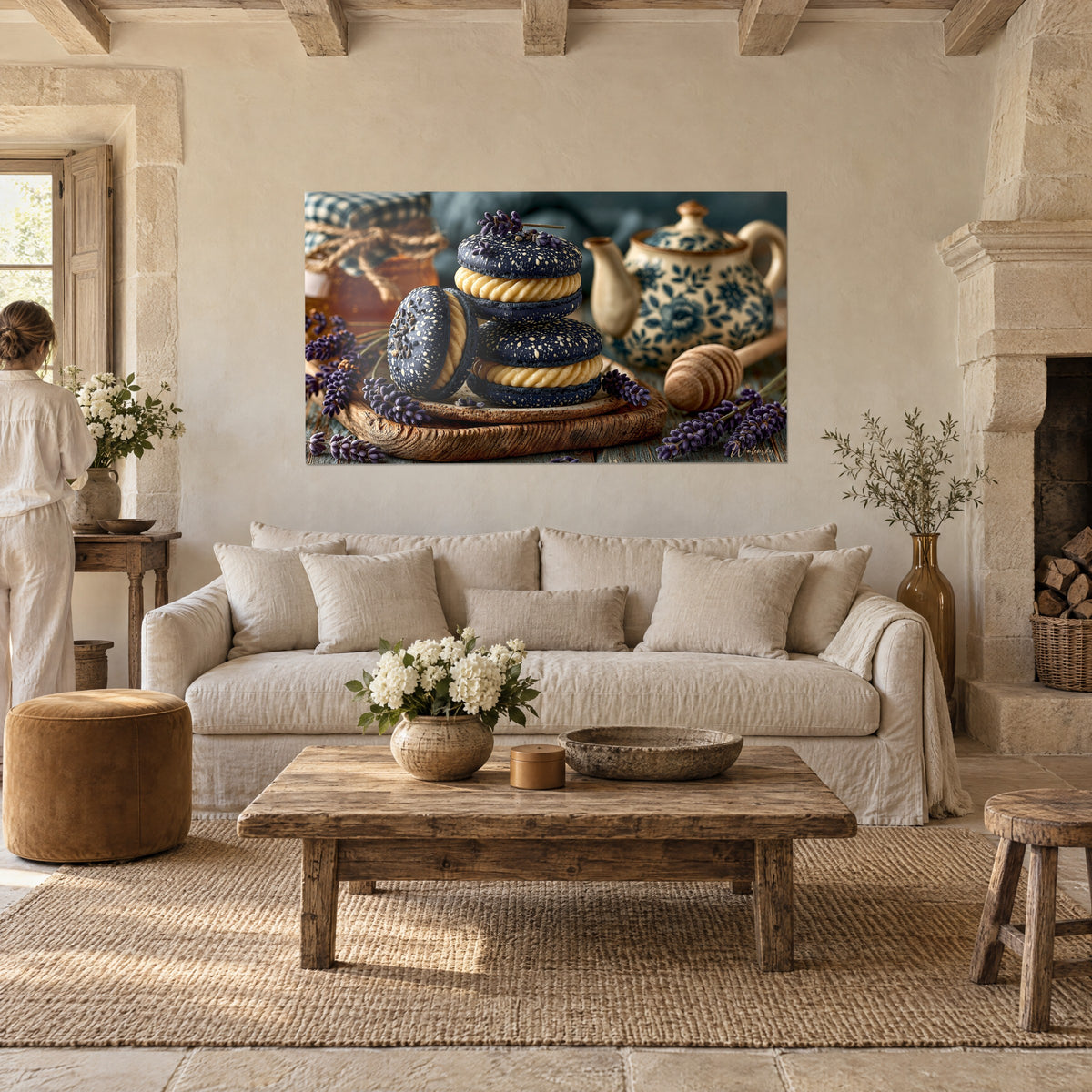 Gemälde Indigoblaue Makronen mit Cremeflecken um eine blau geblümte Teekanne, goldener Honig, Lavendel, über einem Sofa in einem hellen Wohnzimmer