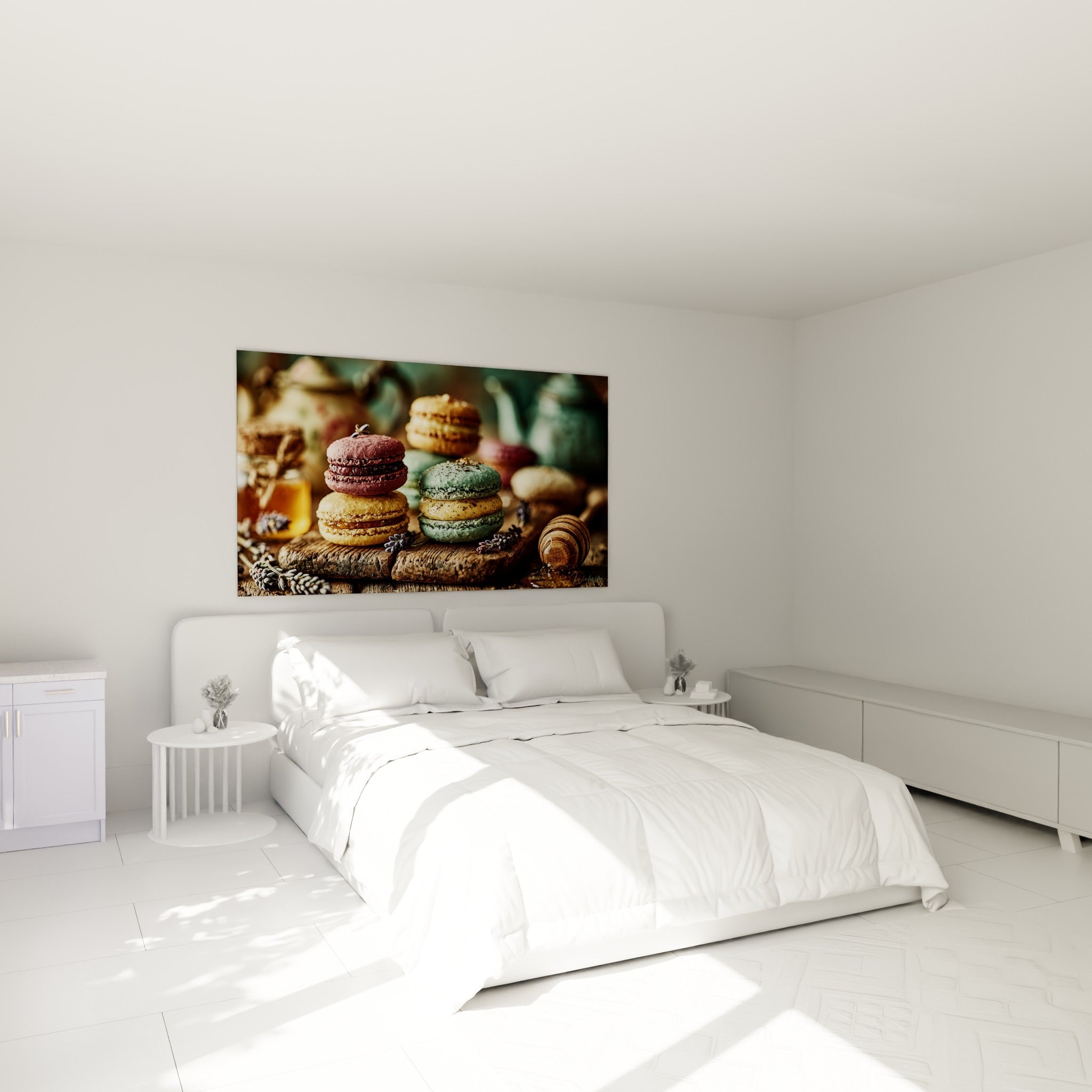 Macarons colorés aux teintes prune et vert sauge, accrochés au-dessus d'un lit dans une chambre claire