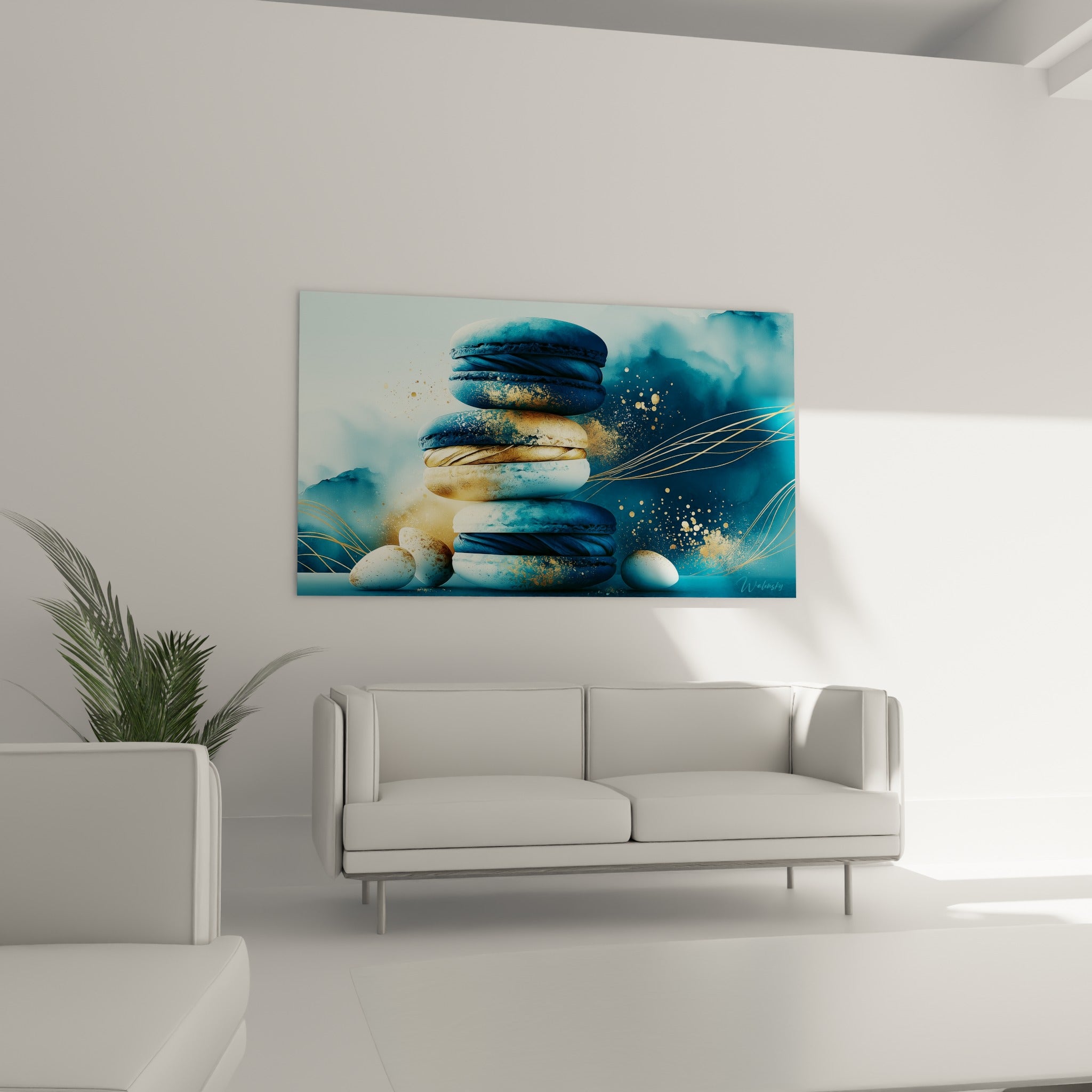 Empilement de macarons bleu marine et crème dorée, au-dessus d'un canapé dans un salon lumineux.