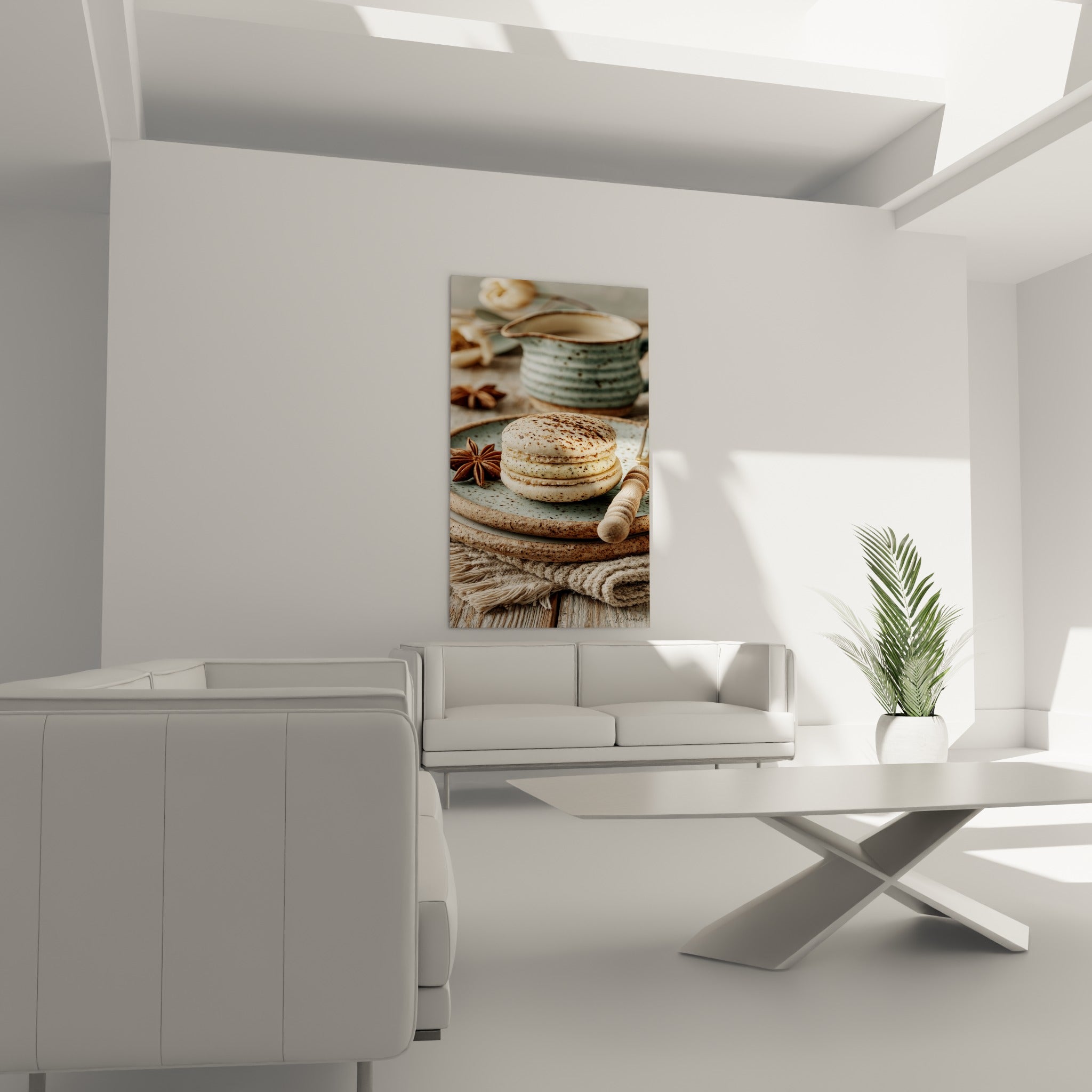 Macaron beige texturé et étoile d'anis brun suspendus au-dessus d'un canapé dans un salon lumineux