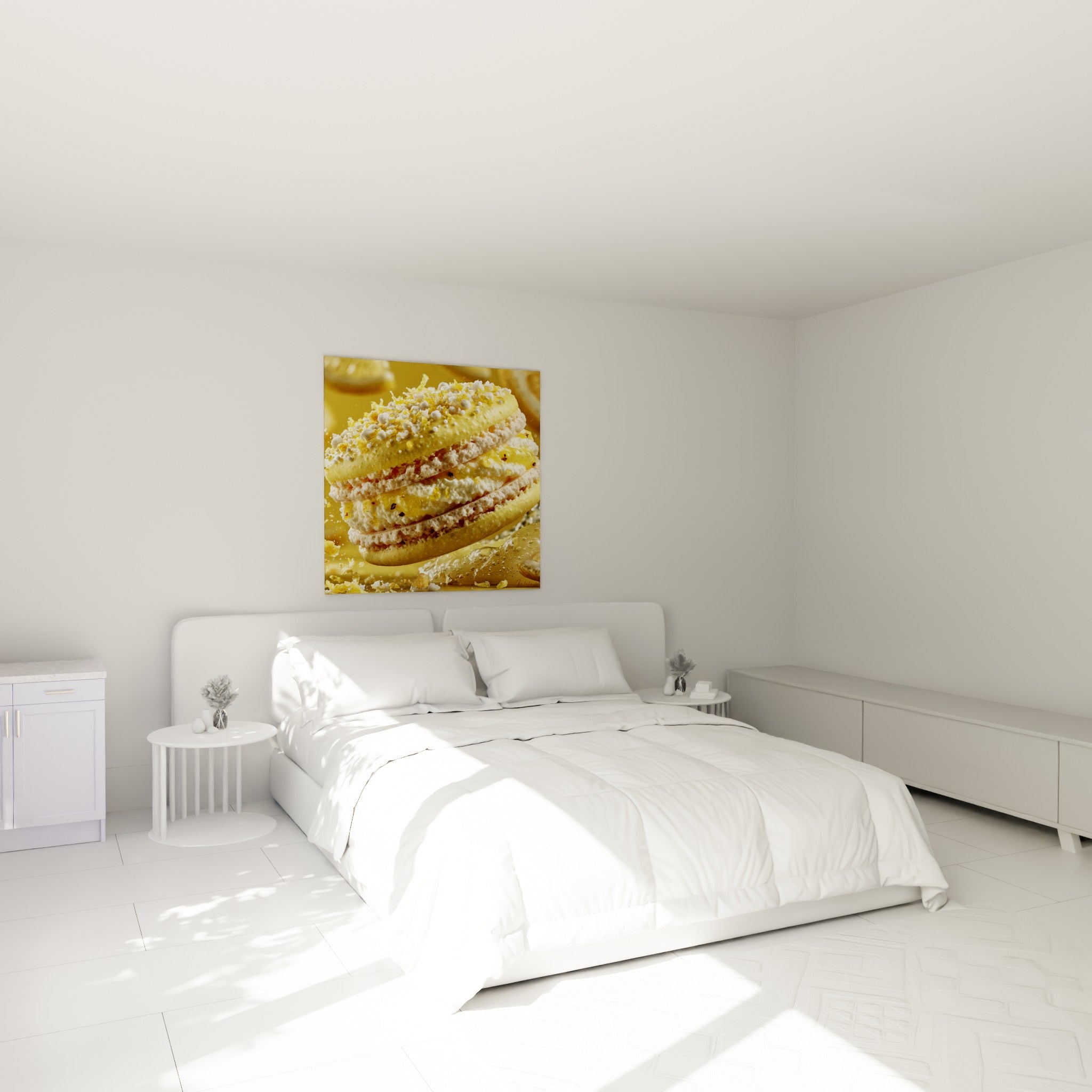 Pâtisserie macaron doré et blanc crémeux au-dessus d'un lit dans une chambre claire