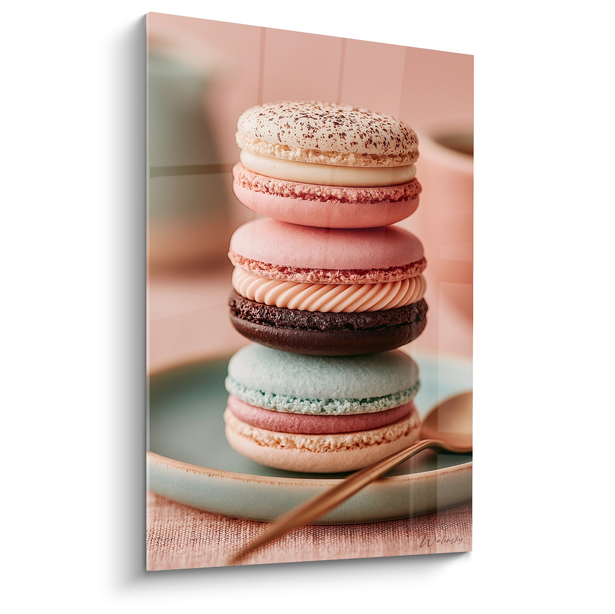 Macarons empilés en rose poudré, vert menthe et chocolat sur assiette pastel, cuillère dorée