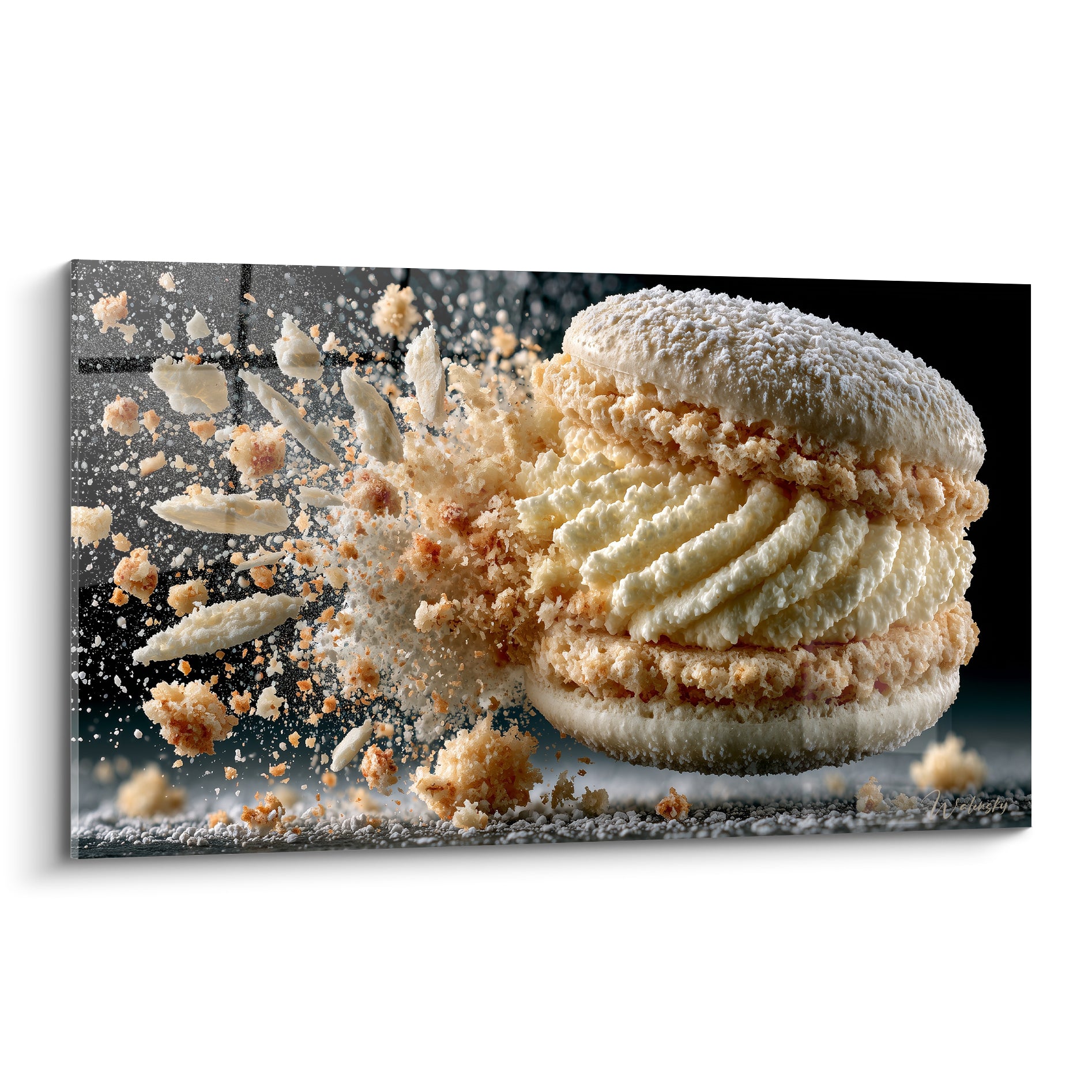 Macaron blanc explosé en crème et éclats dorés sur fond anthracite dramatique
