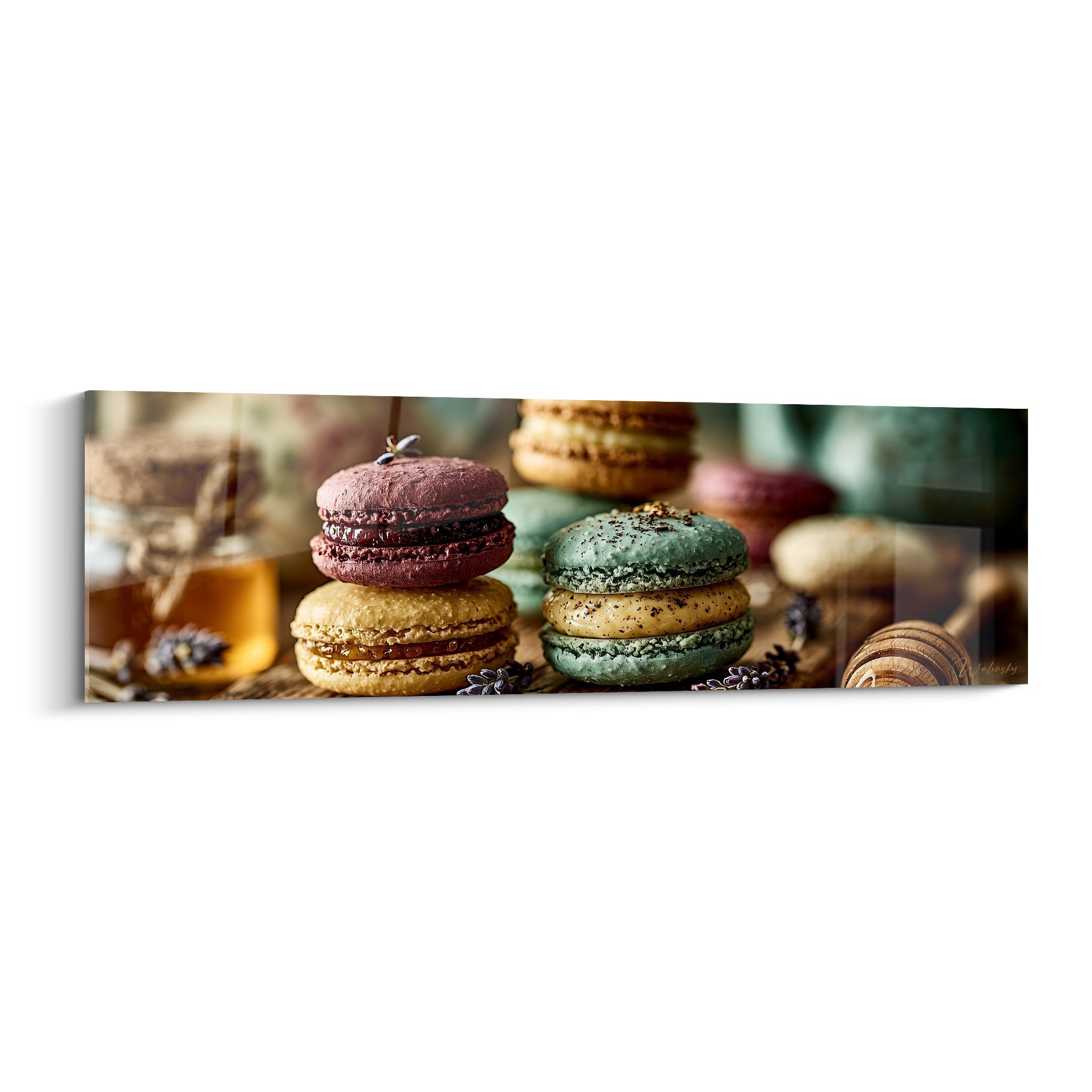 Macarons empilés fuchsia et vert sauge, coques granuleuses, pot de miel doré en fond