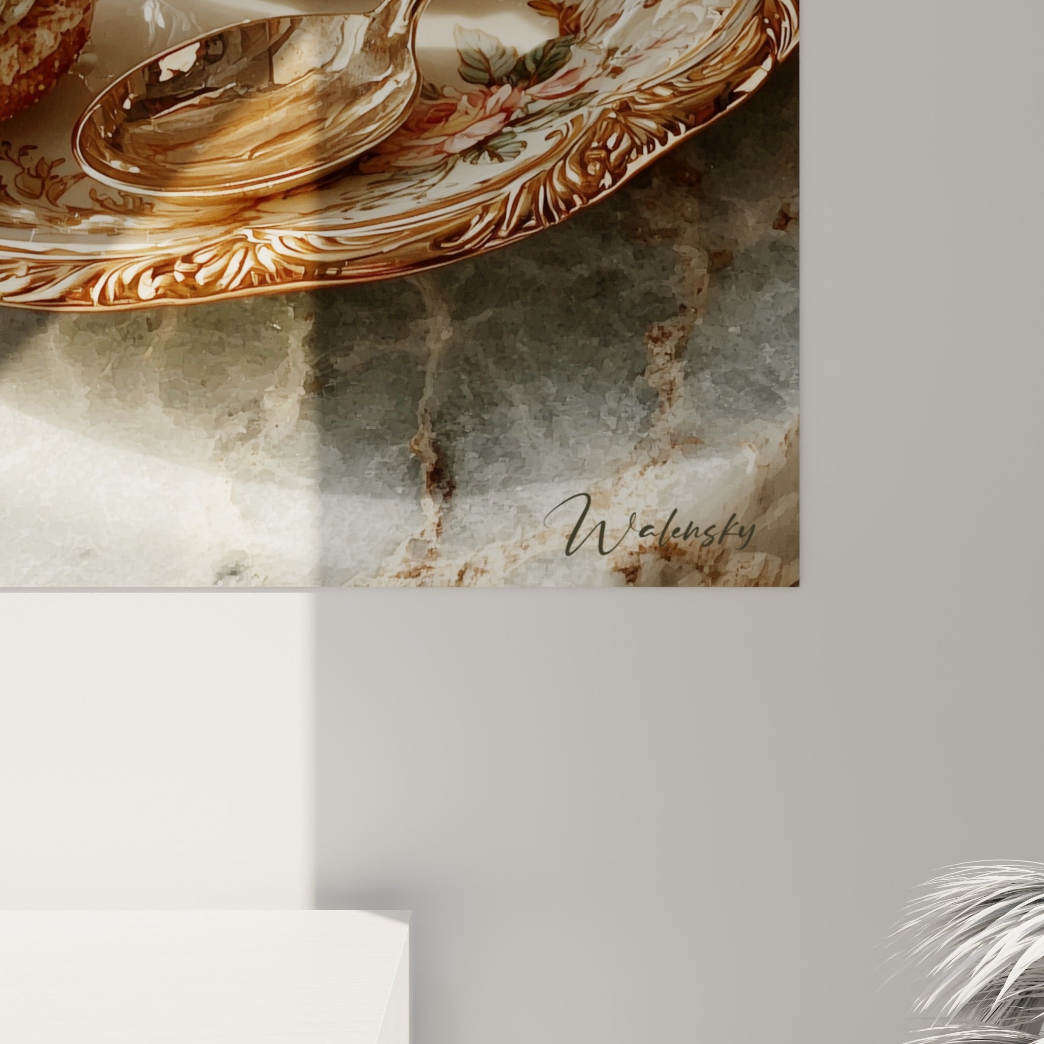 Grain doré des macarons et reflets or de la porcelaine visibles en gros plan sur la toile