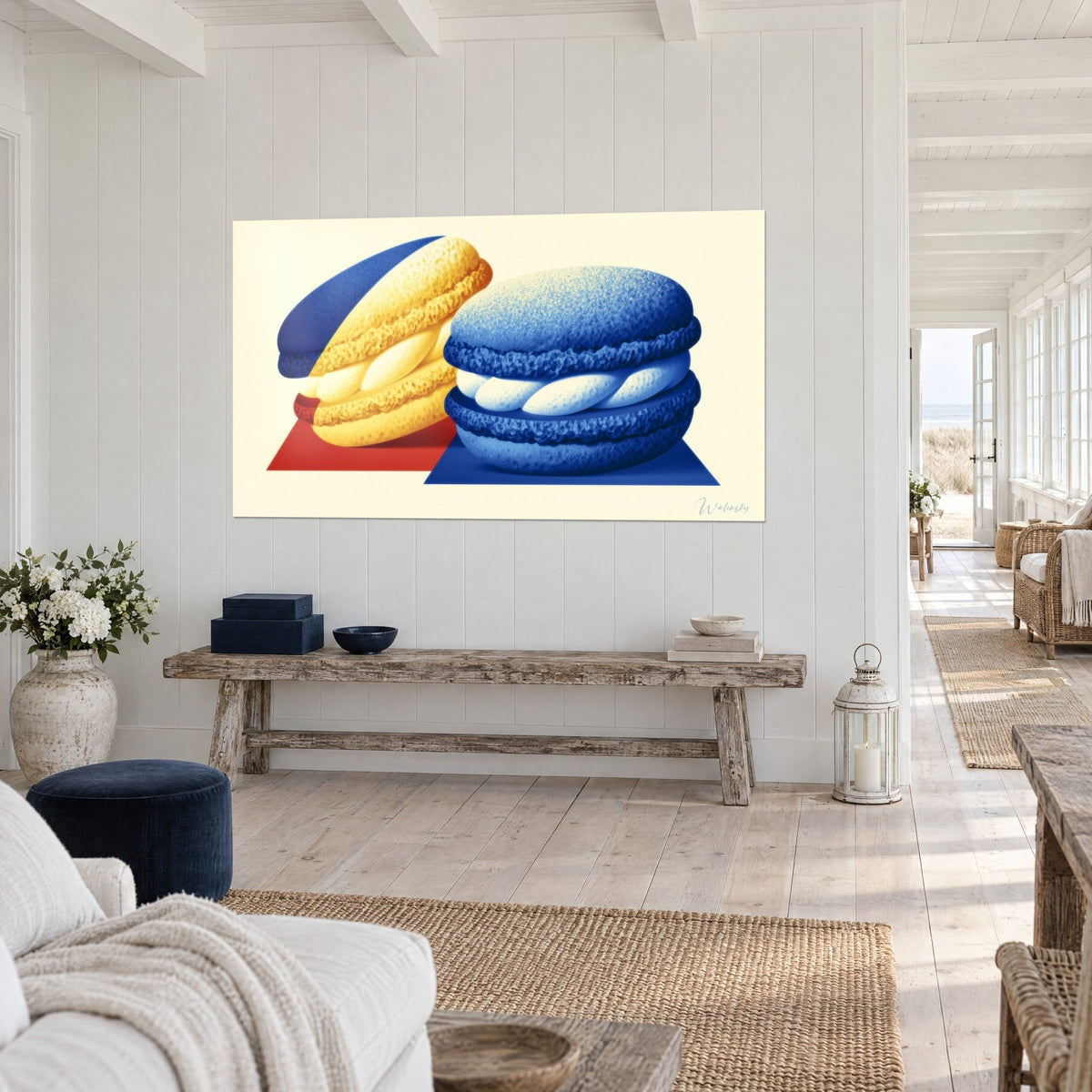 Tableau duo de pâtisseries moelleuses, coques bleu outremer et jaune soleil, vu de trois-quarts, maison de bord de mer