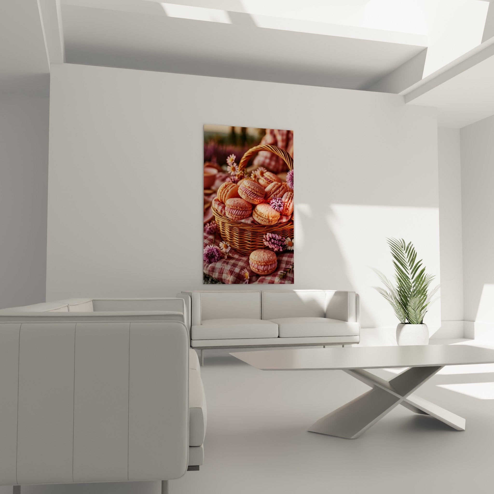 Panier de macarons roses et fleurs blanches accroché au-dessus d'un canapé dans un salon lumineux