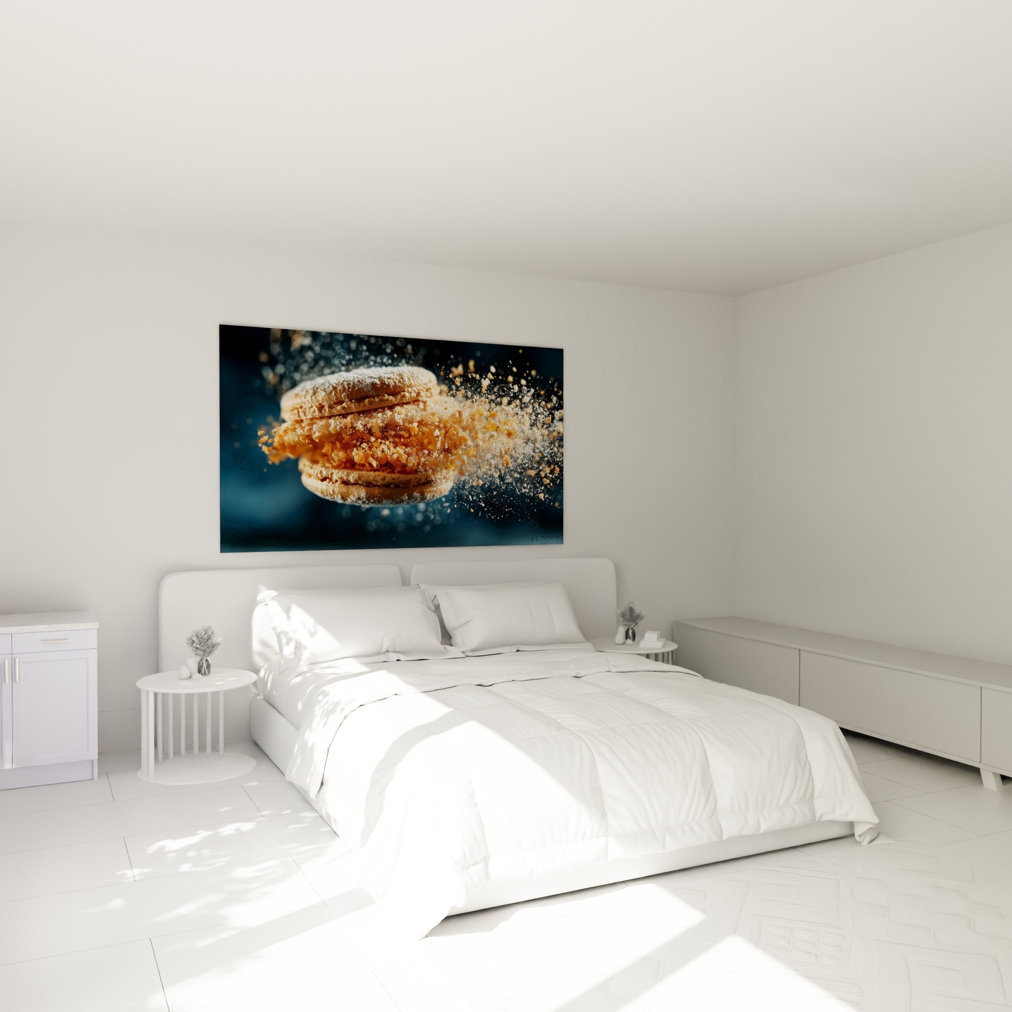 Pâtisserie dorée en explosion sur fond bleu marine, au-dessus d'un lit dans une chambre claire
