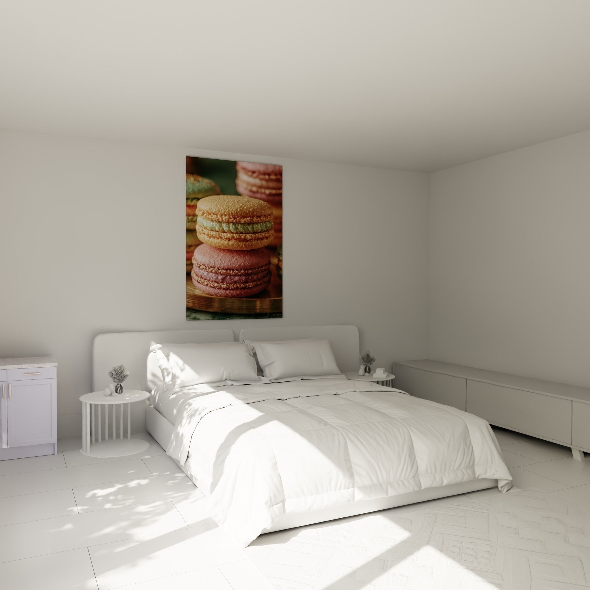 Macarons rose poudré et vert pistache accrochés au-dessus d'un lit dans une chambre claire