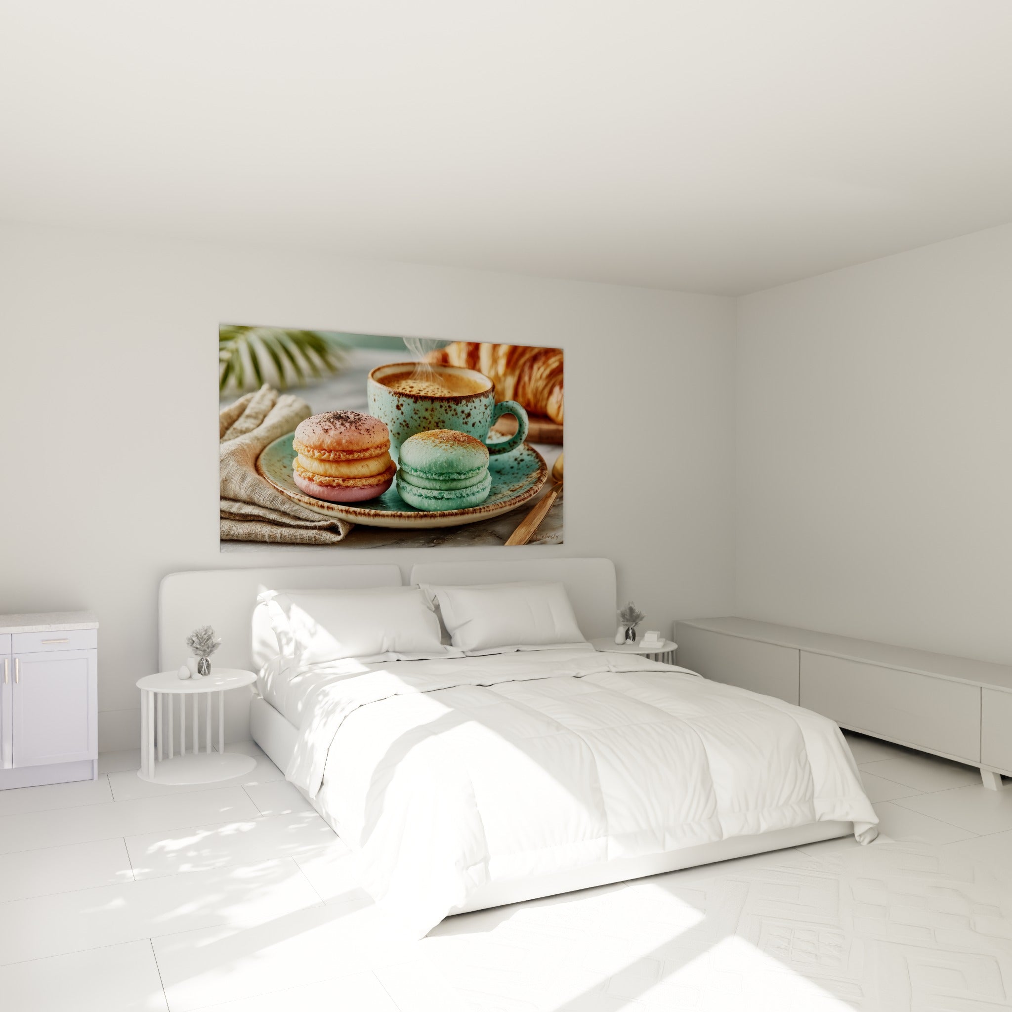 Macarons pastel et café fumant au-dessus d'un lit dans une chambre claire