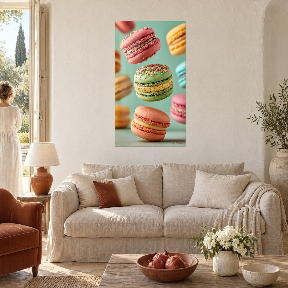 Gemälde Trio aus rosa, mandelgrünen und korallenfarbenen Macarons, schwebend vor mintfarbenem Hintergrund, bunte Zuckerstreusel, über einem Sofa in einem hellen Wohnzimmer