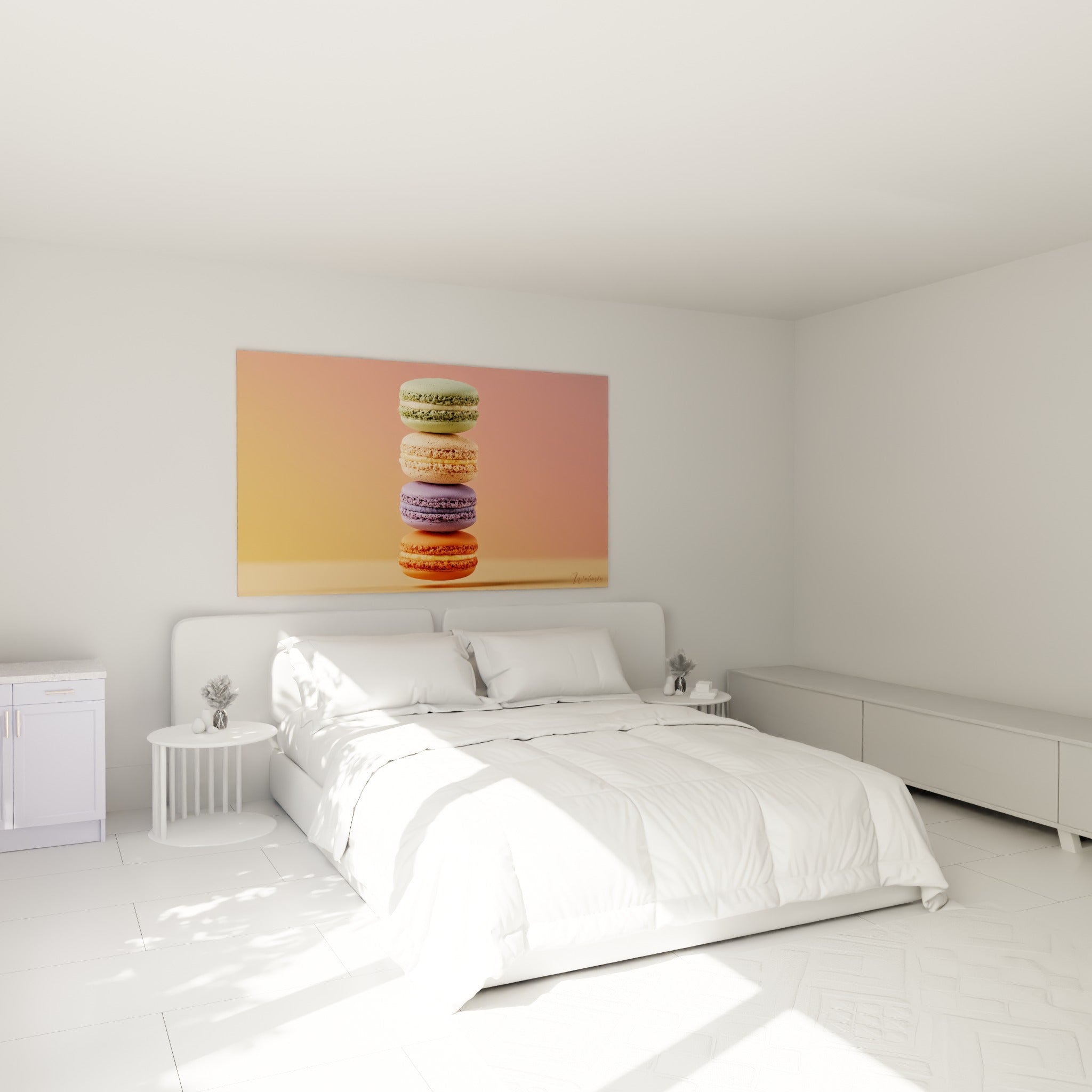 Pile de macarons pastel vert et violet accrochée au-dessus d'un lit dans une chambre claire