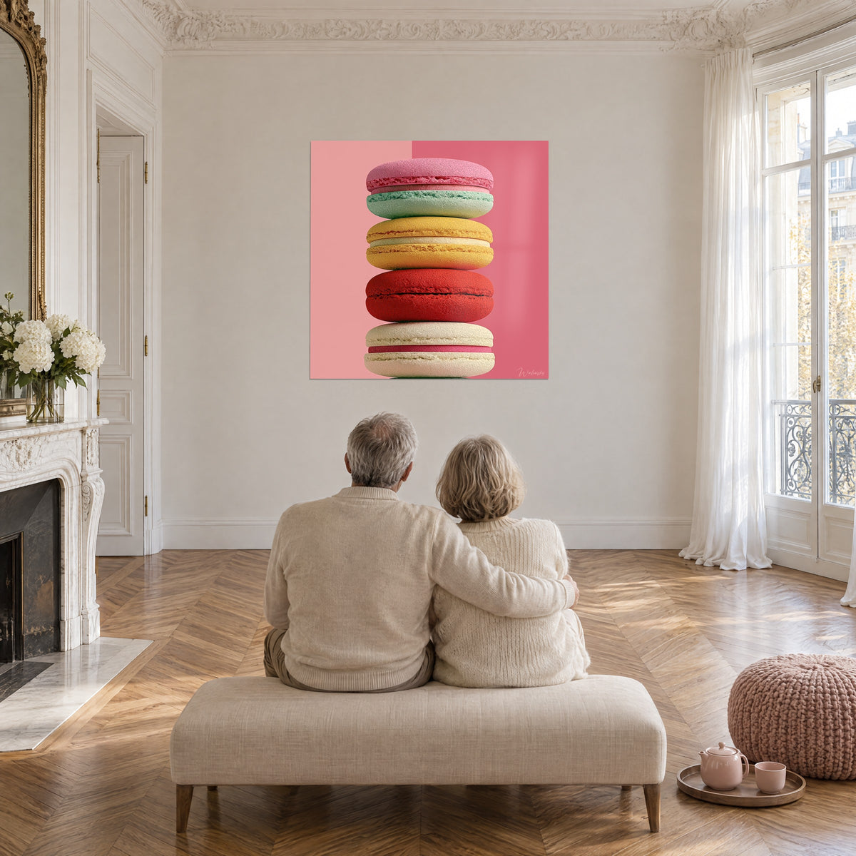 Quadro di una colonna di macarons pastello in pistacchio, limone e rosa, sfondo bicolore, soggiorno con parquet, coppia di spalle su una panca