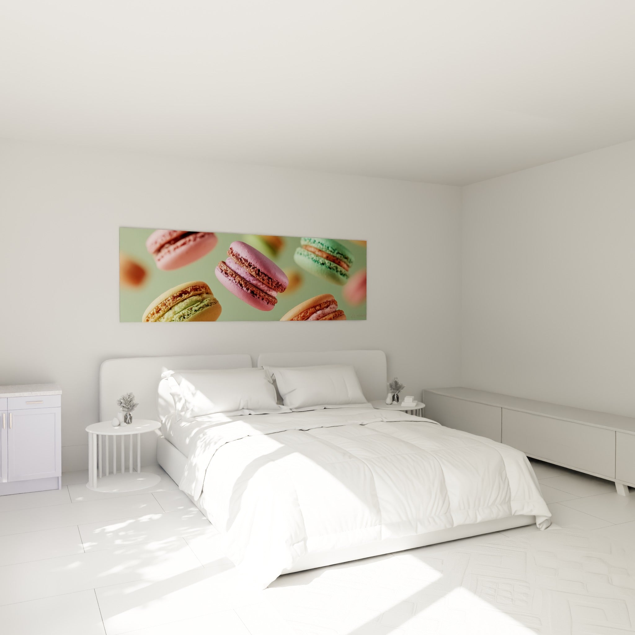 Macarons pastel rose et vert flottant en légèreté, accroché au-dessus d'un lit dans une chambre claire