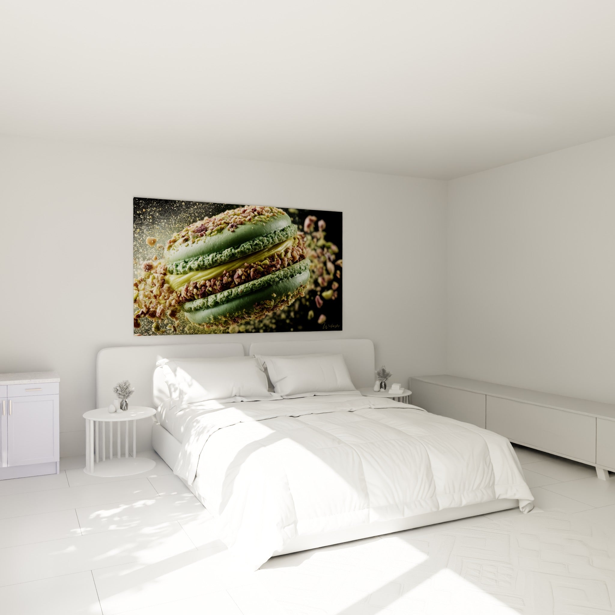 Macaron vert pistache et crème dorée suspendue au-dessus d'un lit dans une chambre claire