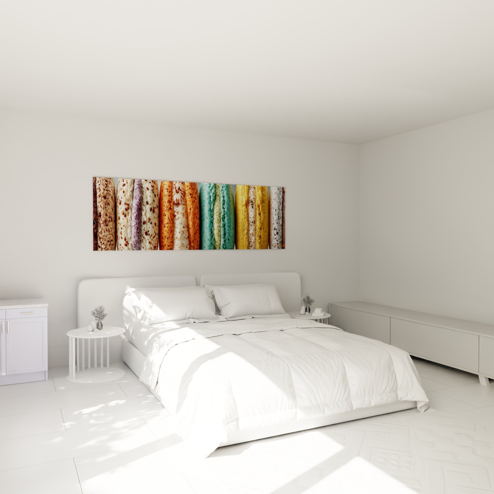 Rangée de macarons colorés vert d'eau et orange accrochée au-dessus d'un lit dans une chambre claire