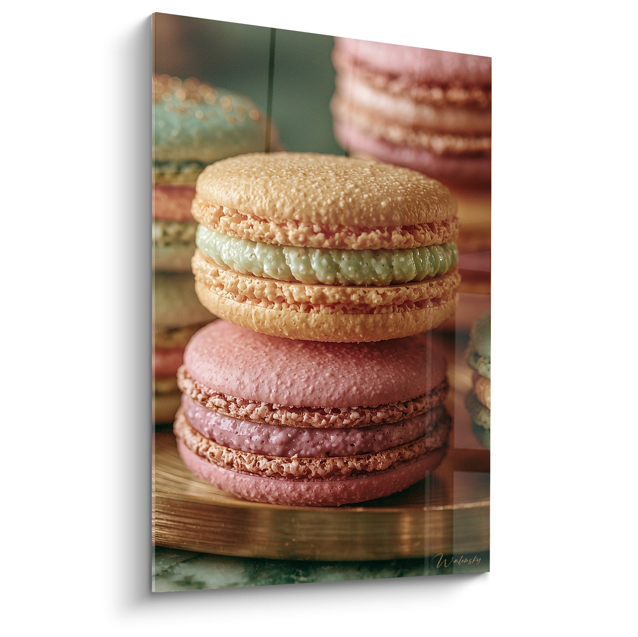 Macarons empilés rose et beige doré, coques croustillantes et ganaches pastel en gros plan