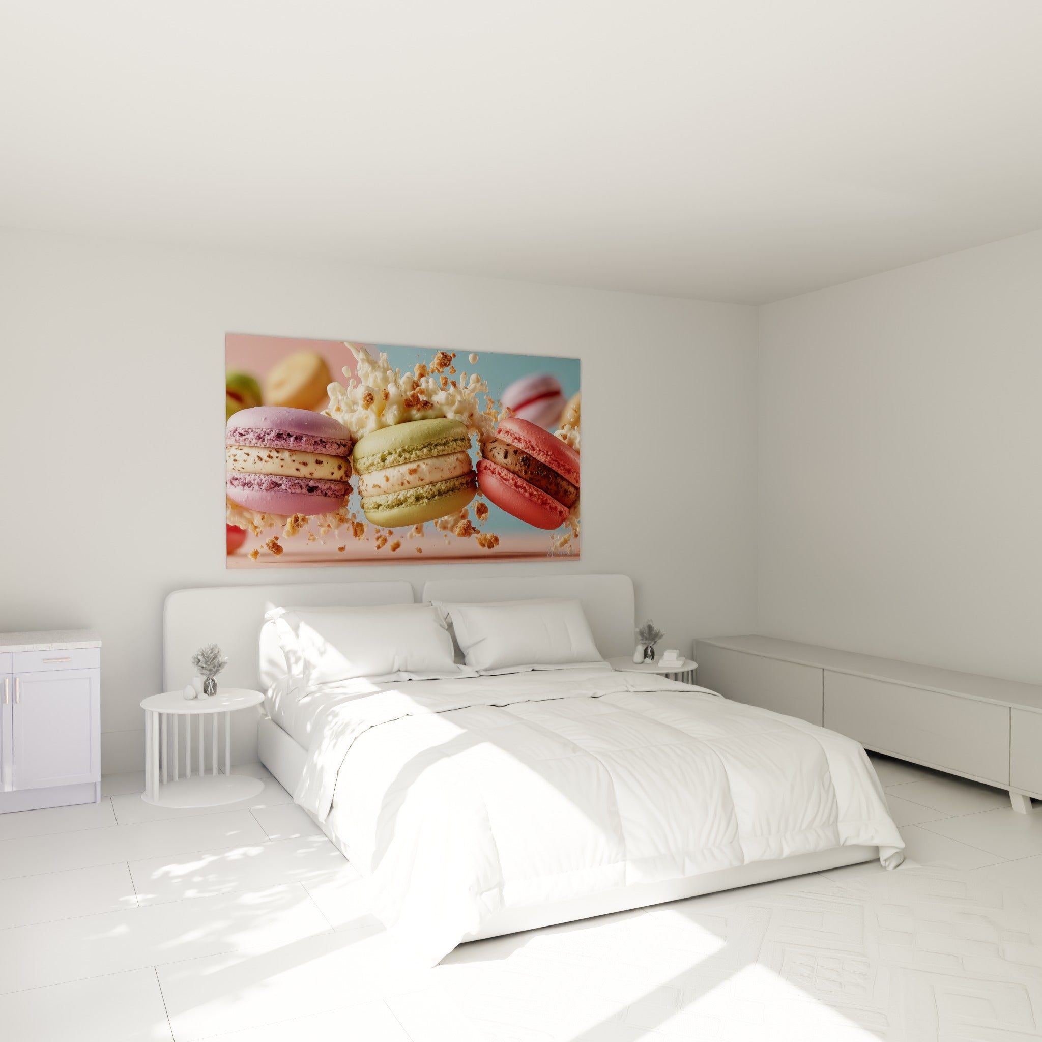 Coques pastel de macarons roses et violets éclatant de crème au-dessus d'un lit dans une chambre claire