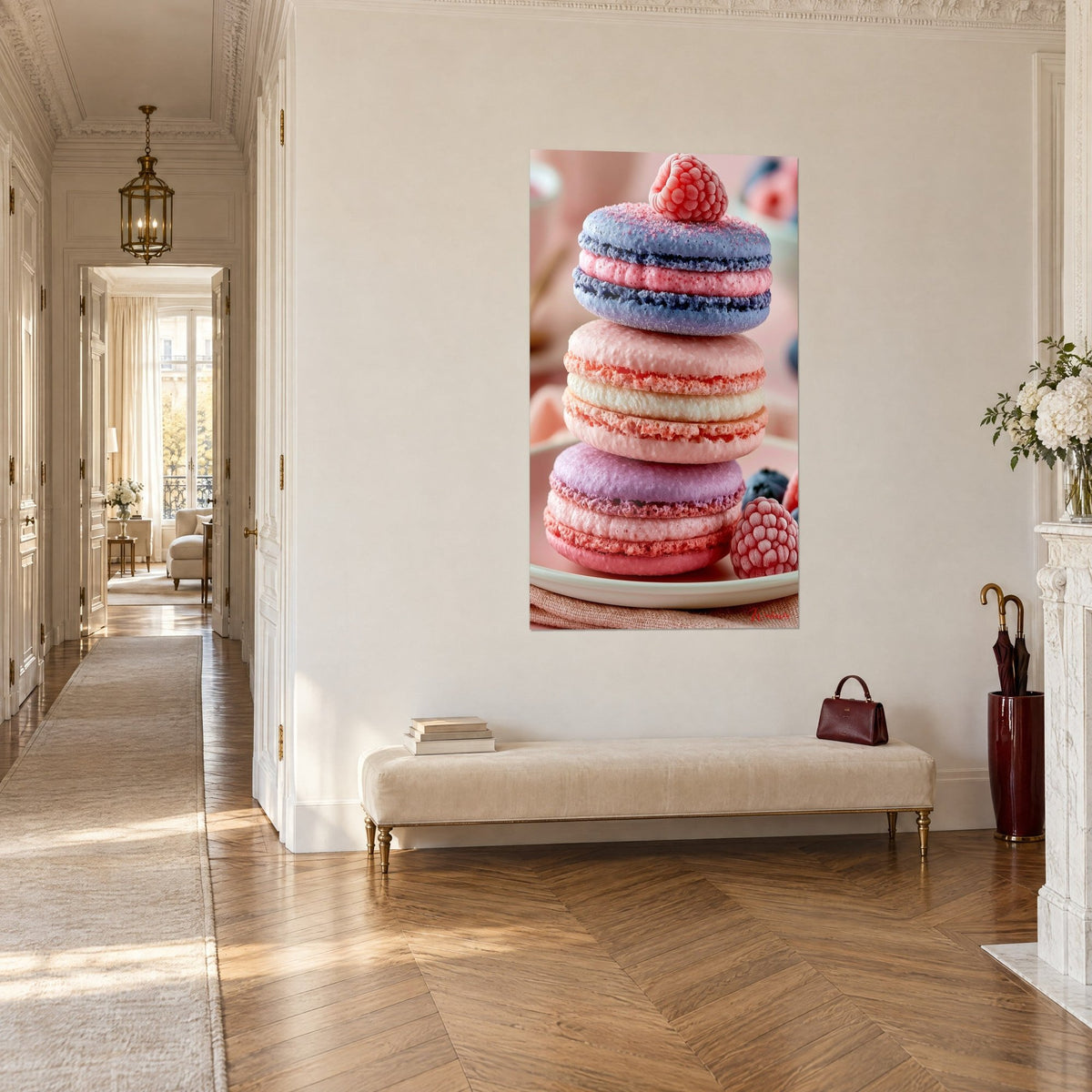 Tableau tour de macarons bleu lavande et rose pâle, framboise givrée au sommet, vue de trois-quarts, couloir haussmannien parqueté