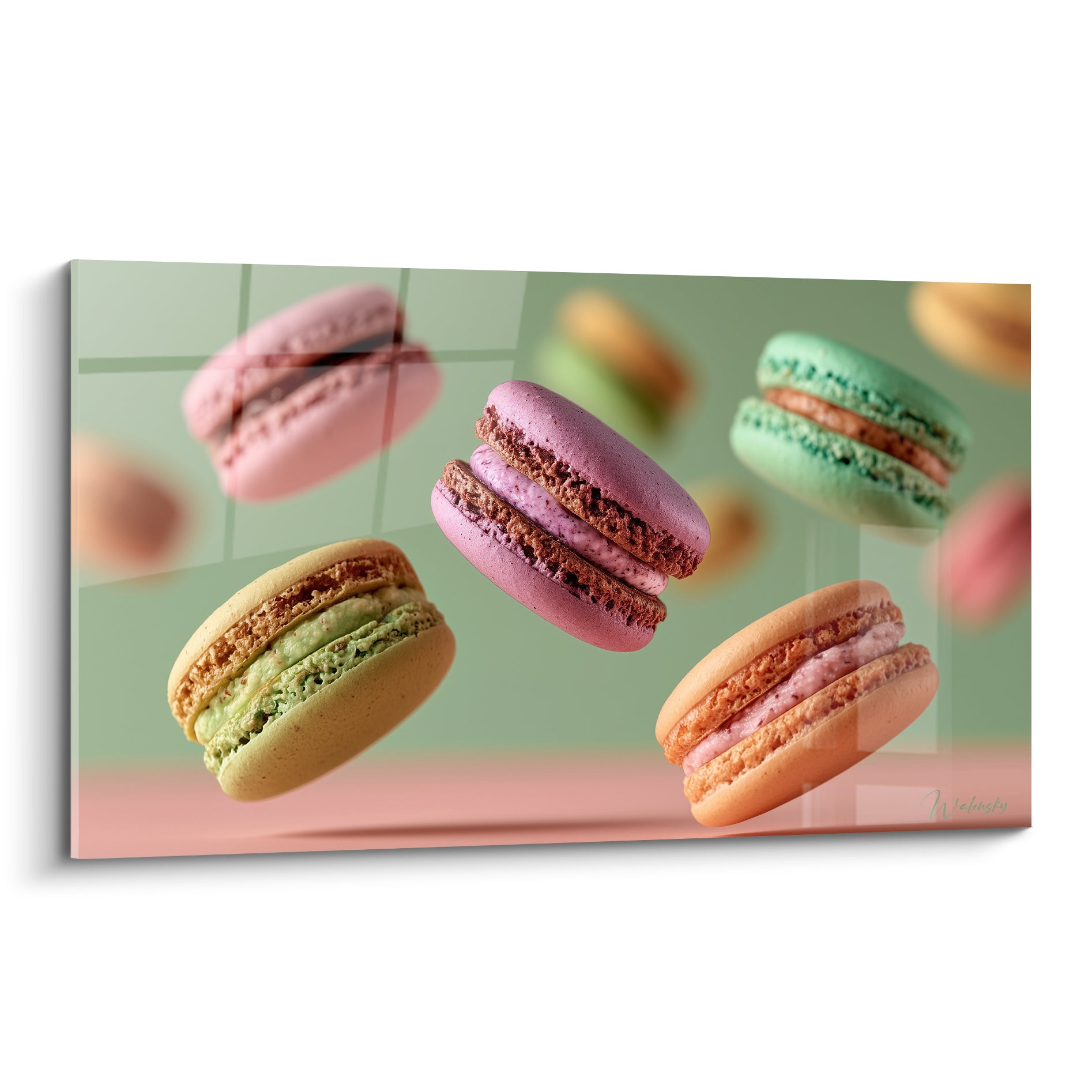 Macarons rose framboise et vert pistache suspendus sur fond sauge à lignes géométriques
