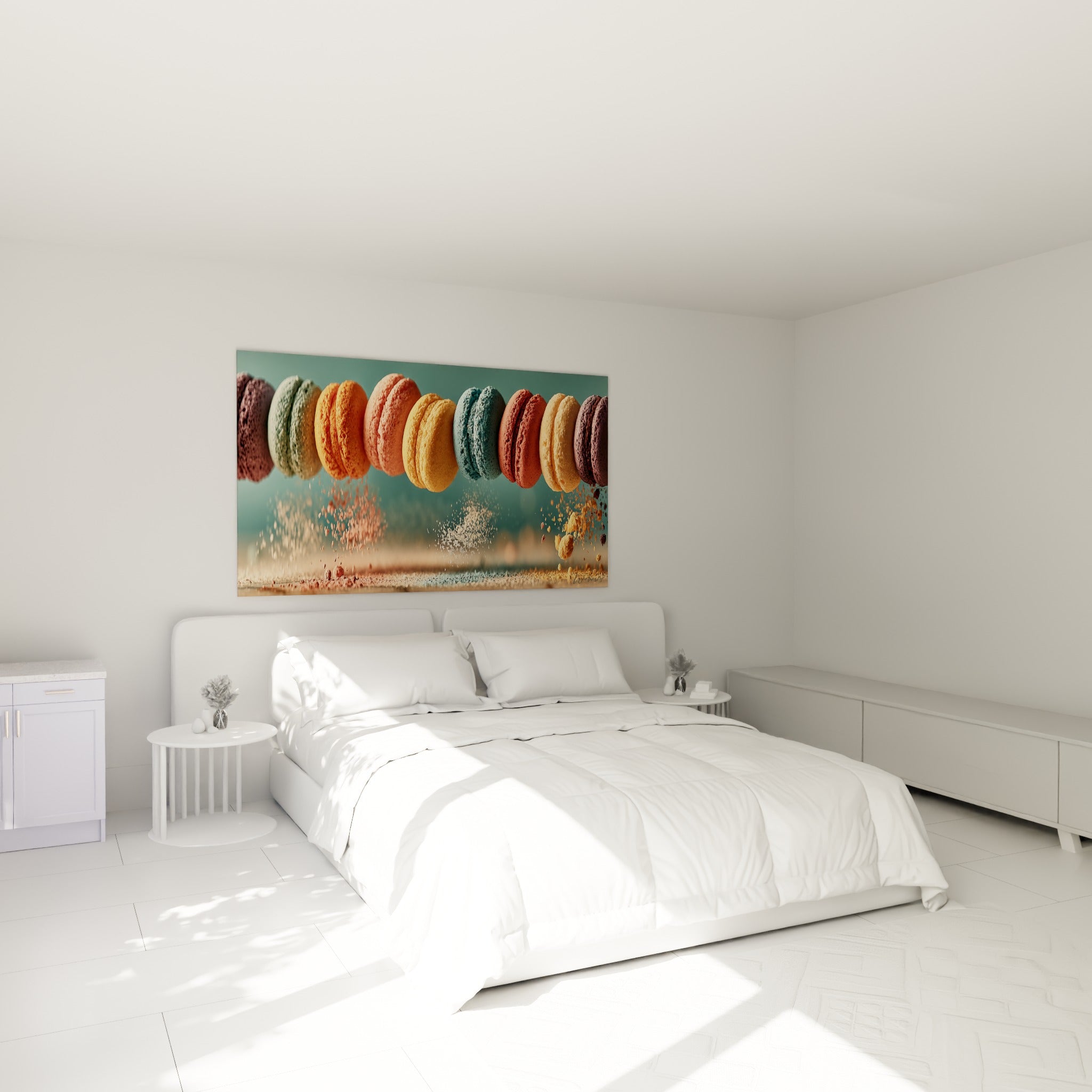 Macarons rose saumon et jaune moutarde en rangée au-dessus d'un lit dans une chambre claire