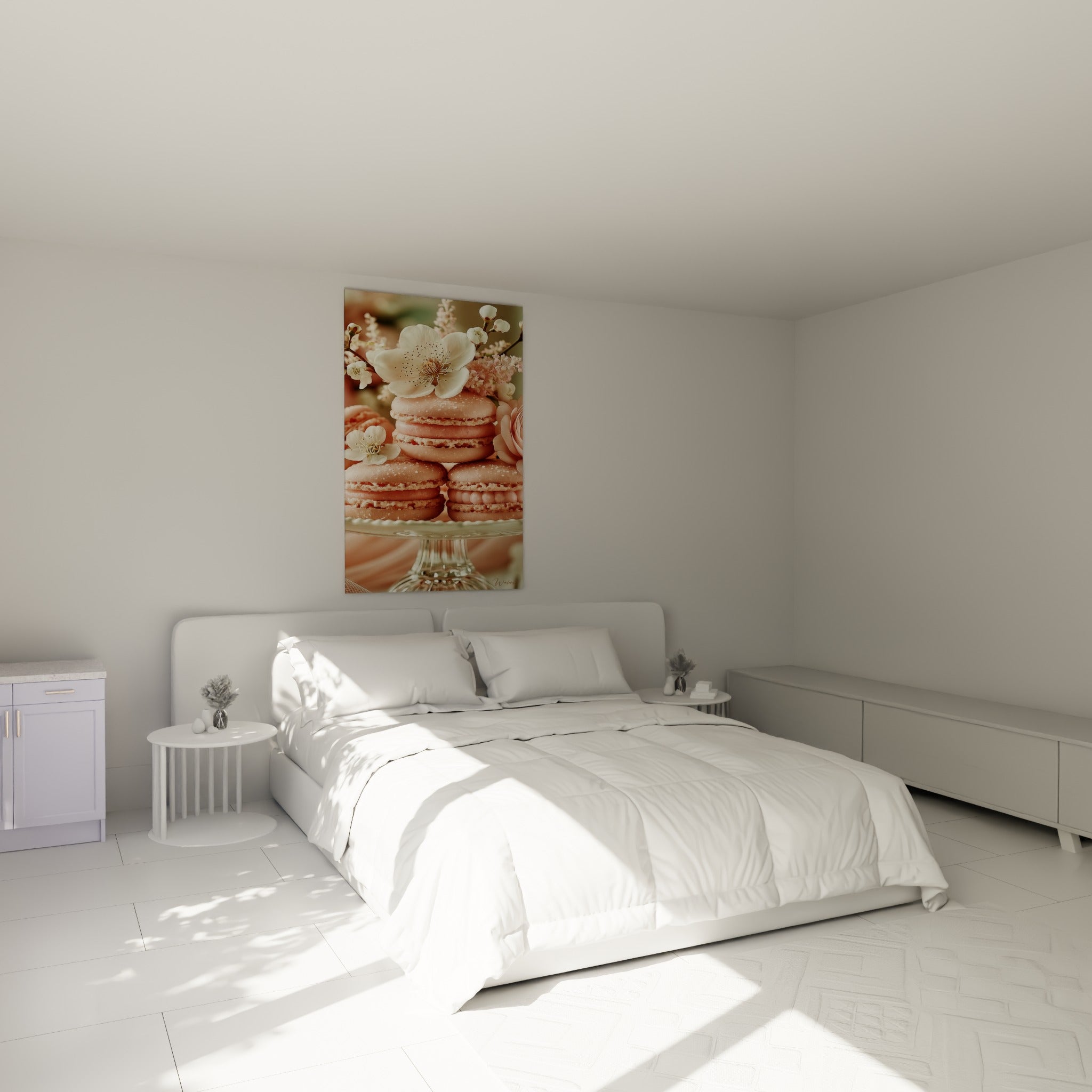 Macarons roses et fleurs blanches délicates, disposés au-dessus d'un lit dans une chambre claire