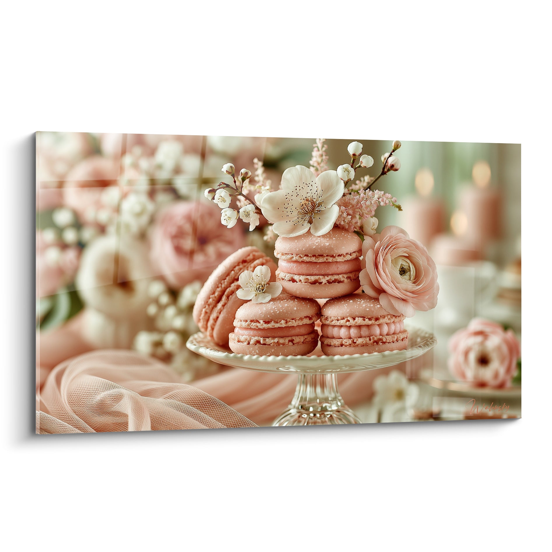Macarons roses empilés sur présentoir en verre, entourés de fleurs blanches et pétales roses délicats