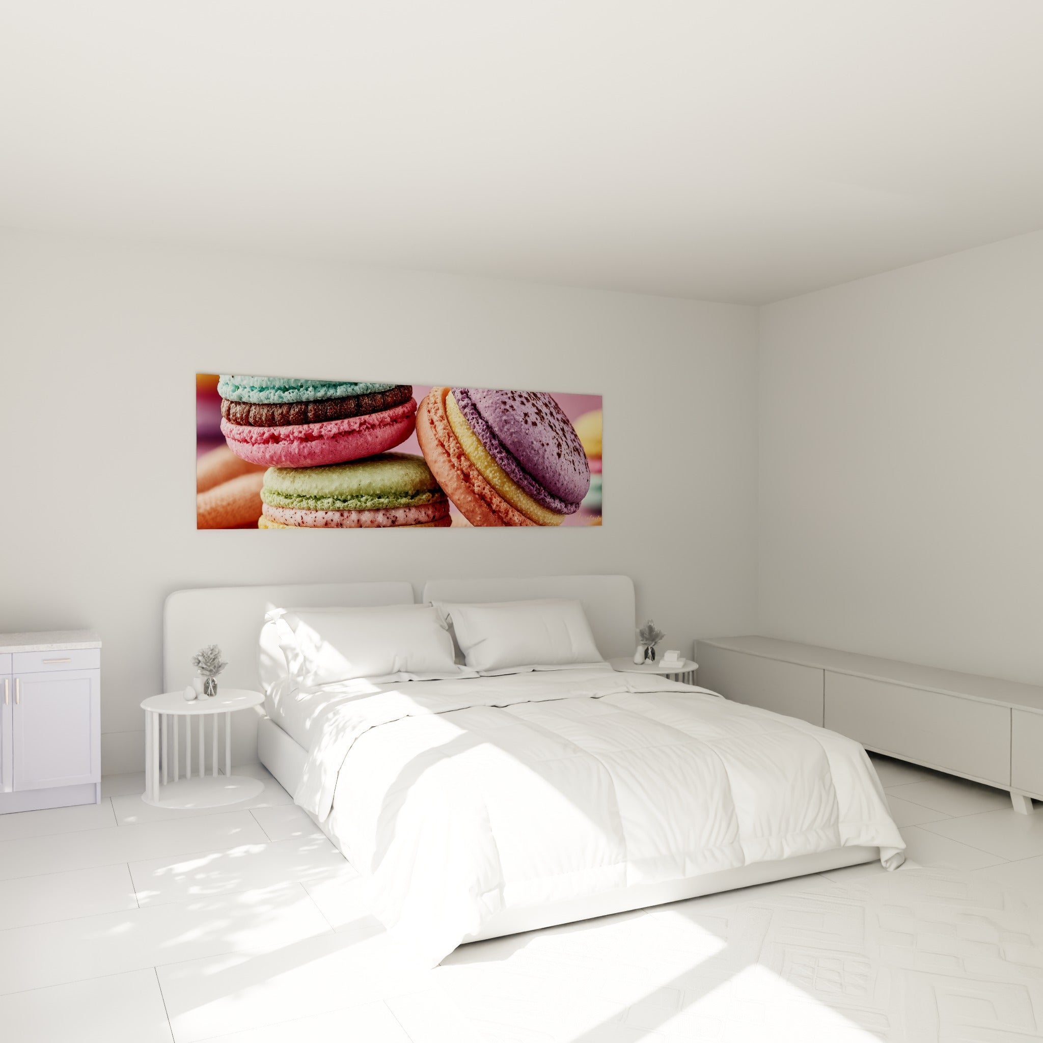 Pile de macarons colorés en vert, violet et terracotta accrochée au-dessus d'un lit dans une chambre claire