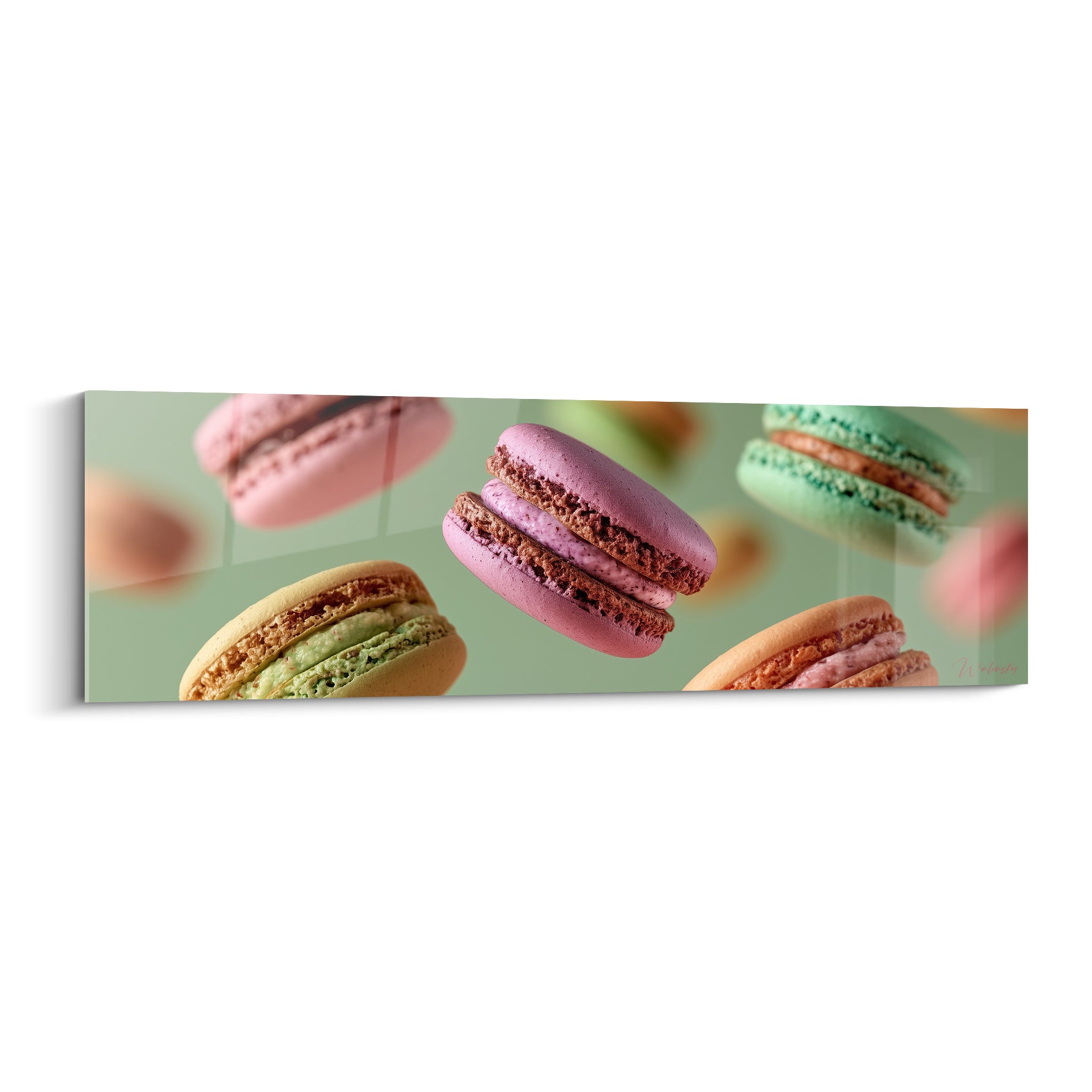 Macarons roses, verts et dorés suspendus, coques granuleuses, fond vert sauge flouté