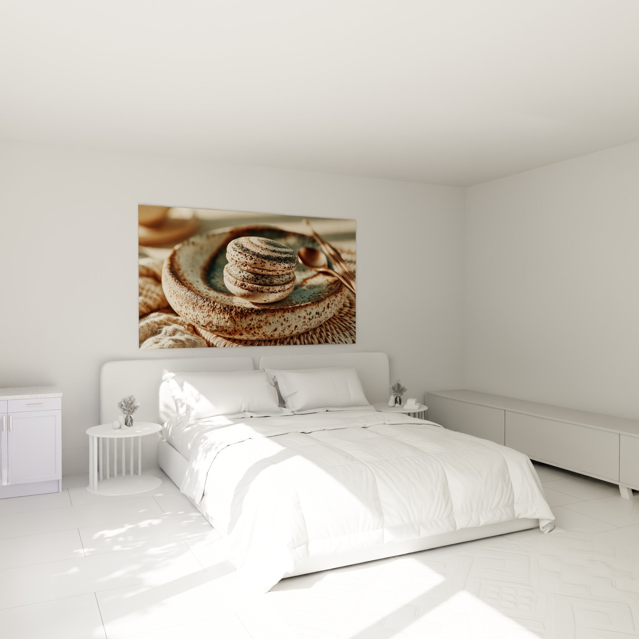 Macaron beige et brun tacheté, au-dessus d'un lit dans une chambre claire