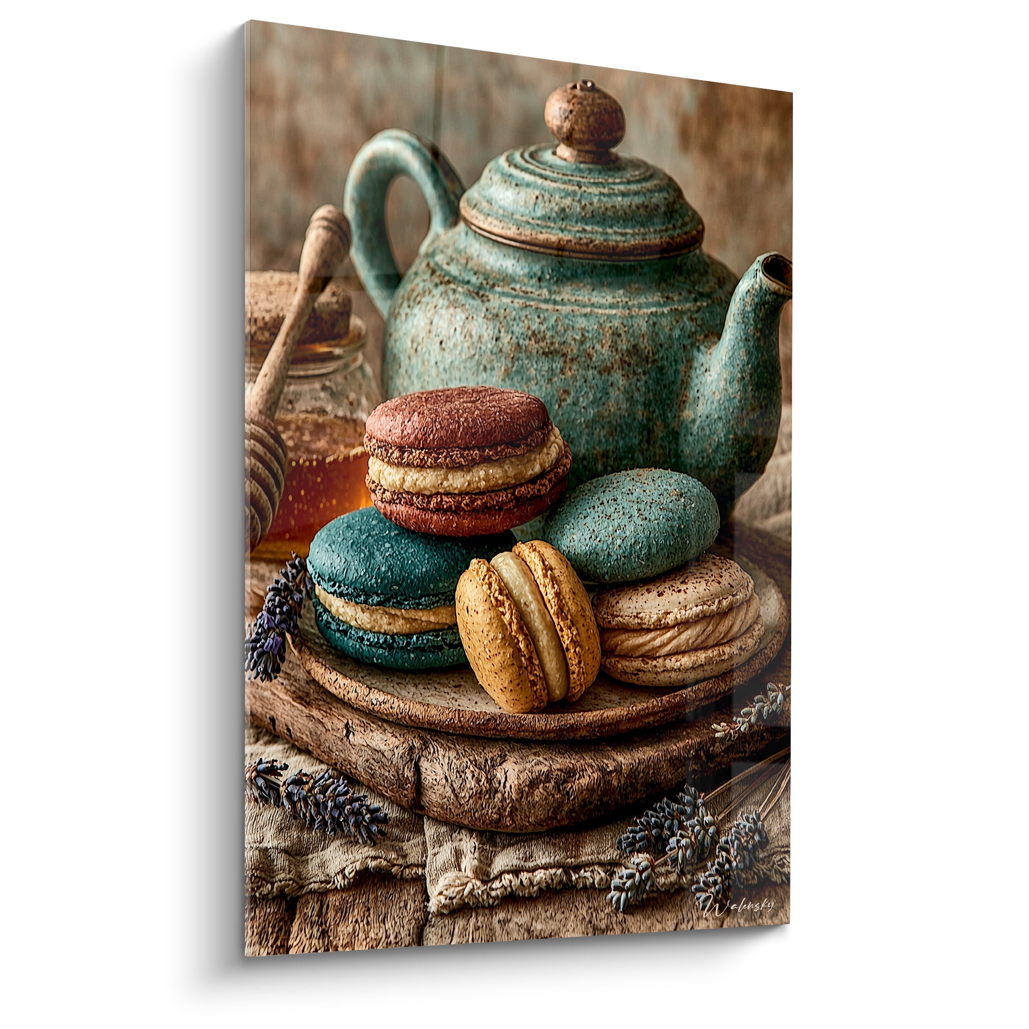 Macarons terracotta et bleu sarcelle disposés devant une théière céladon patinée