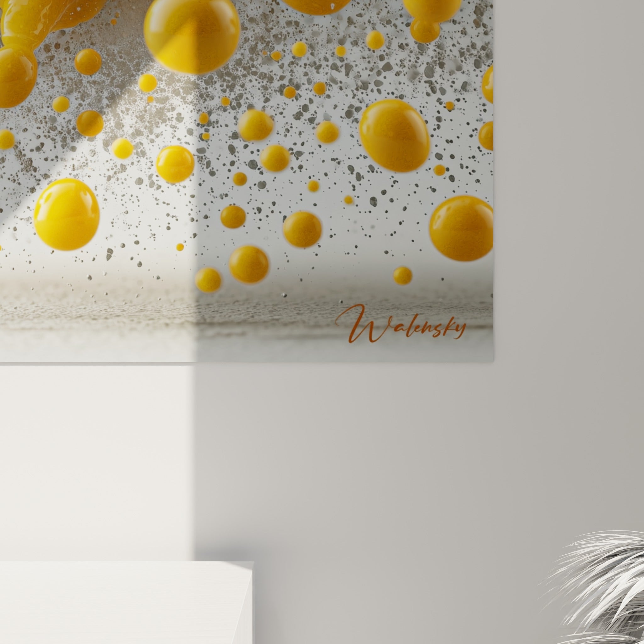 Détail du macaron jaune où l'on distingue la texture granuleuse du biscuit et les gouttelettes orangées suspendues