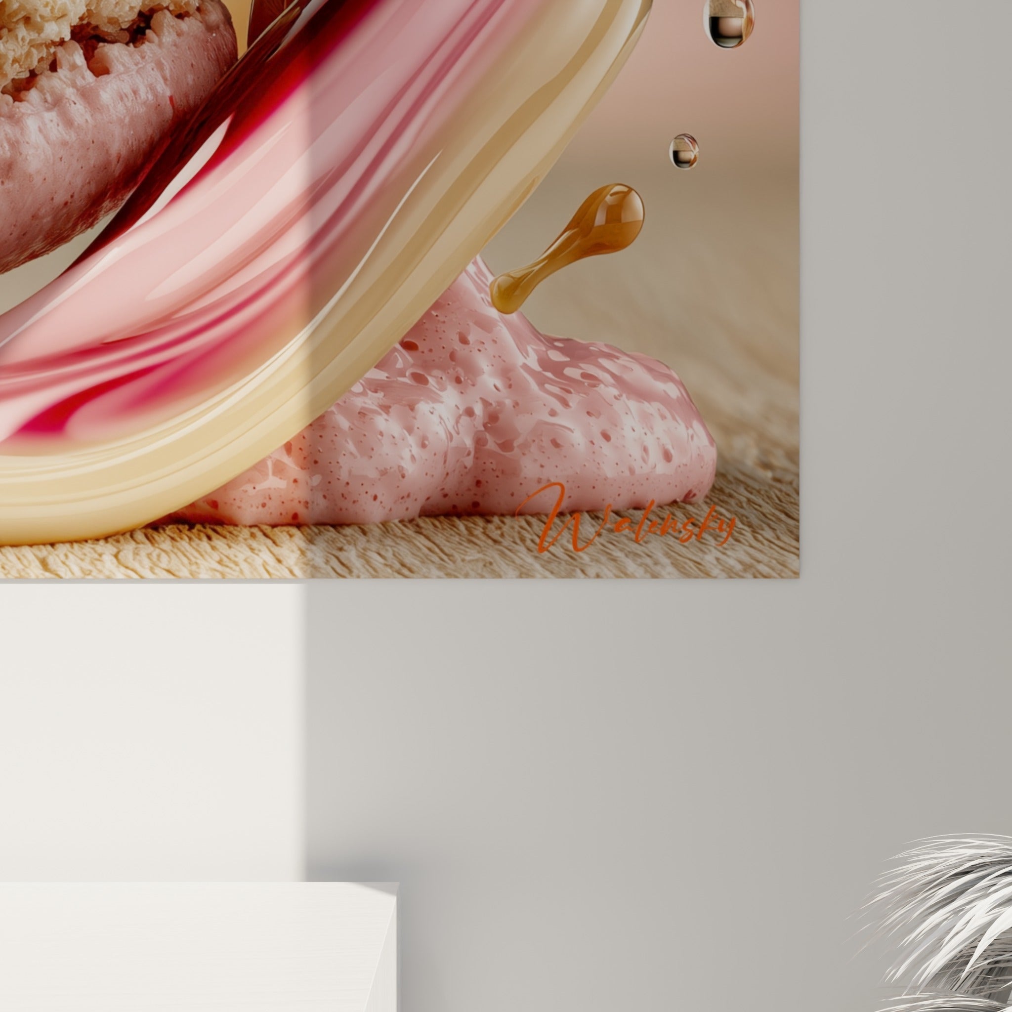 Matière crémeuse et grain de la coque rose visibles de près, coulures dorées et reflets translucides