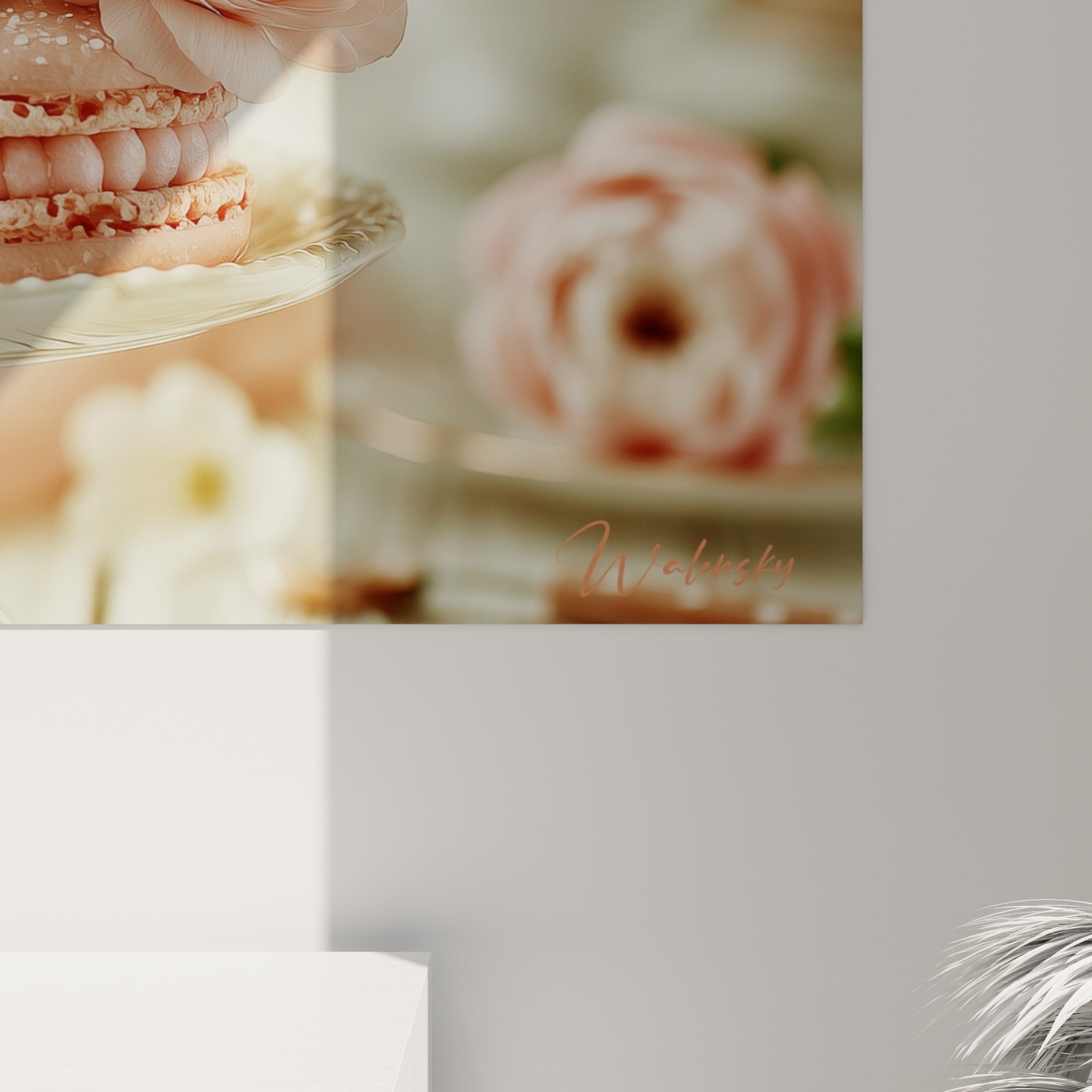 Grain sucré des macarons roses et pétales blancs capturés en gros plan sur la toile accrochée