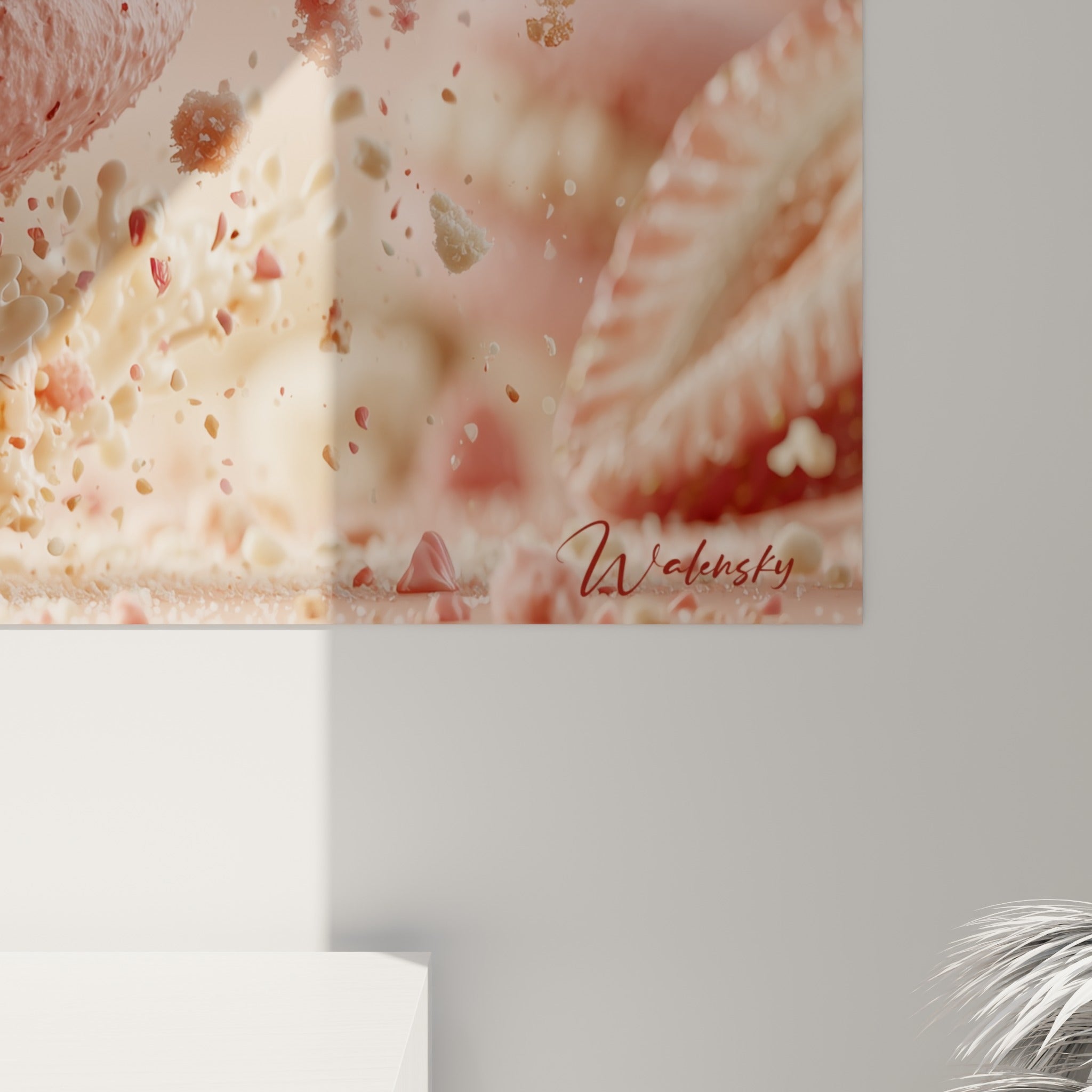 Texture granuleuse du biscuit rose et coulures de crème ivoire visibles en gros plan sur la toile