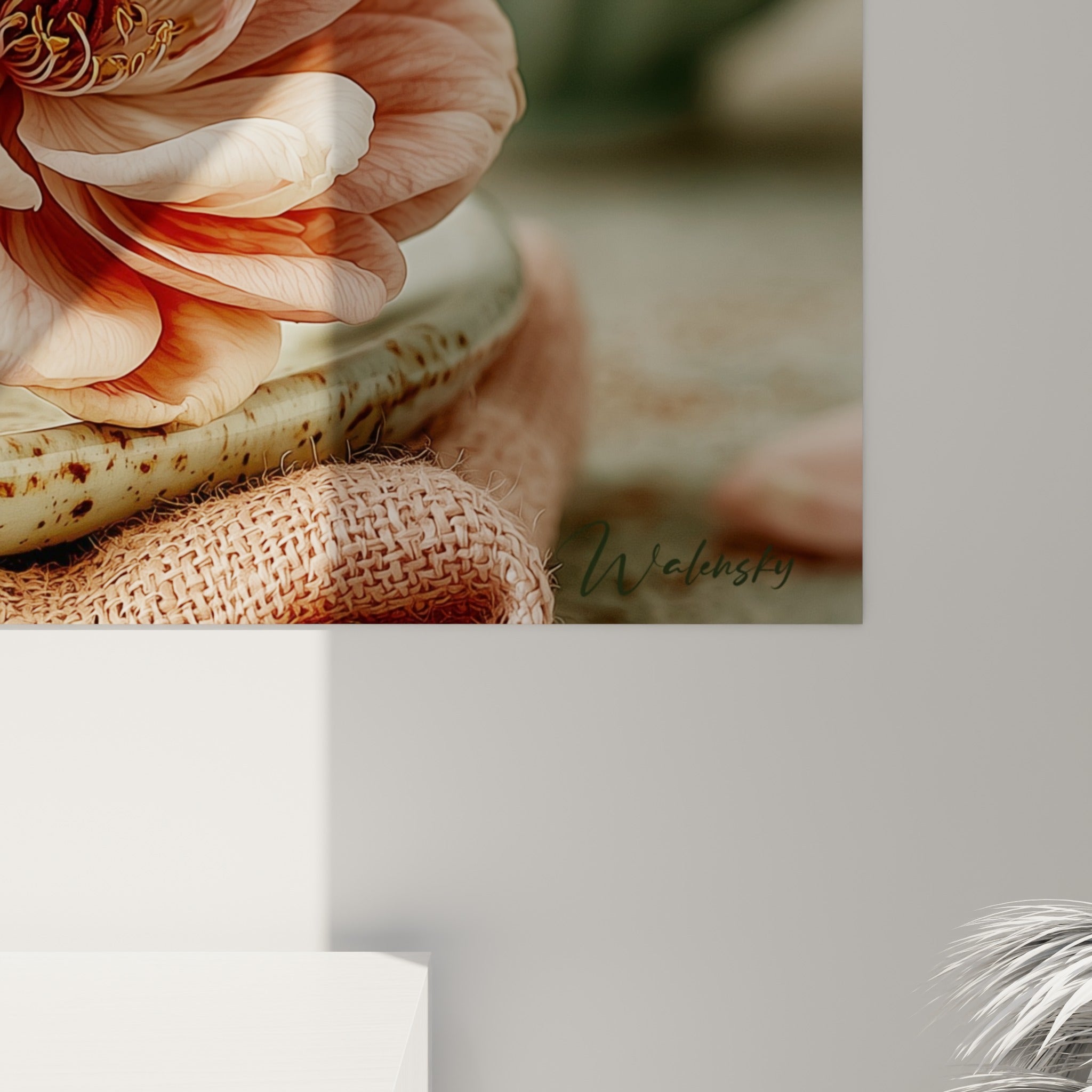 Texture granuleuse des macarons rose et mauve visible en détail avec crème fouettée et poudre violette