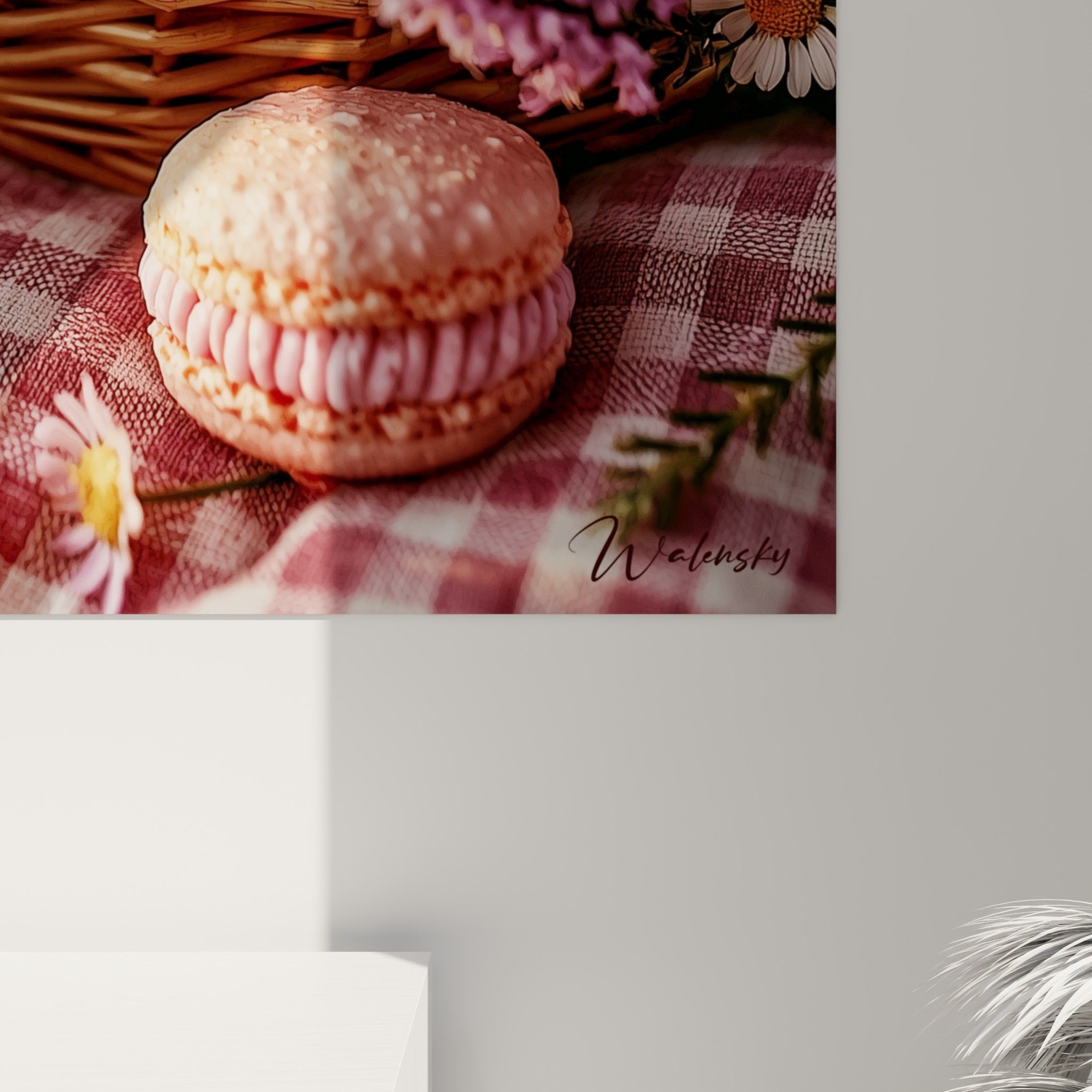 Grain sucré des macarons roses et texture tressée du panier en osier vus de près