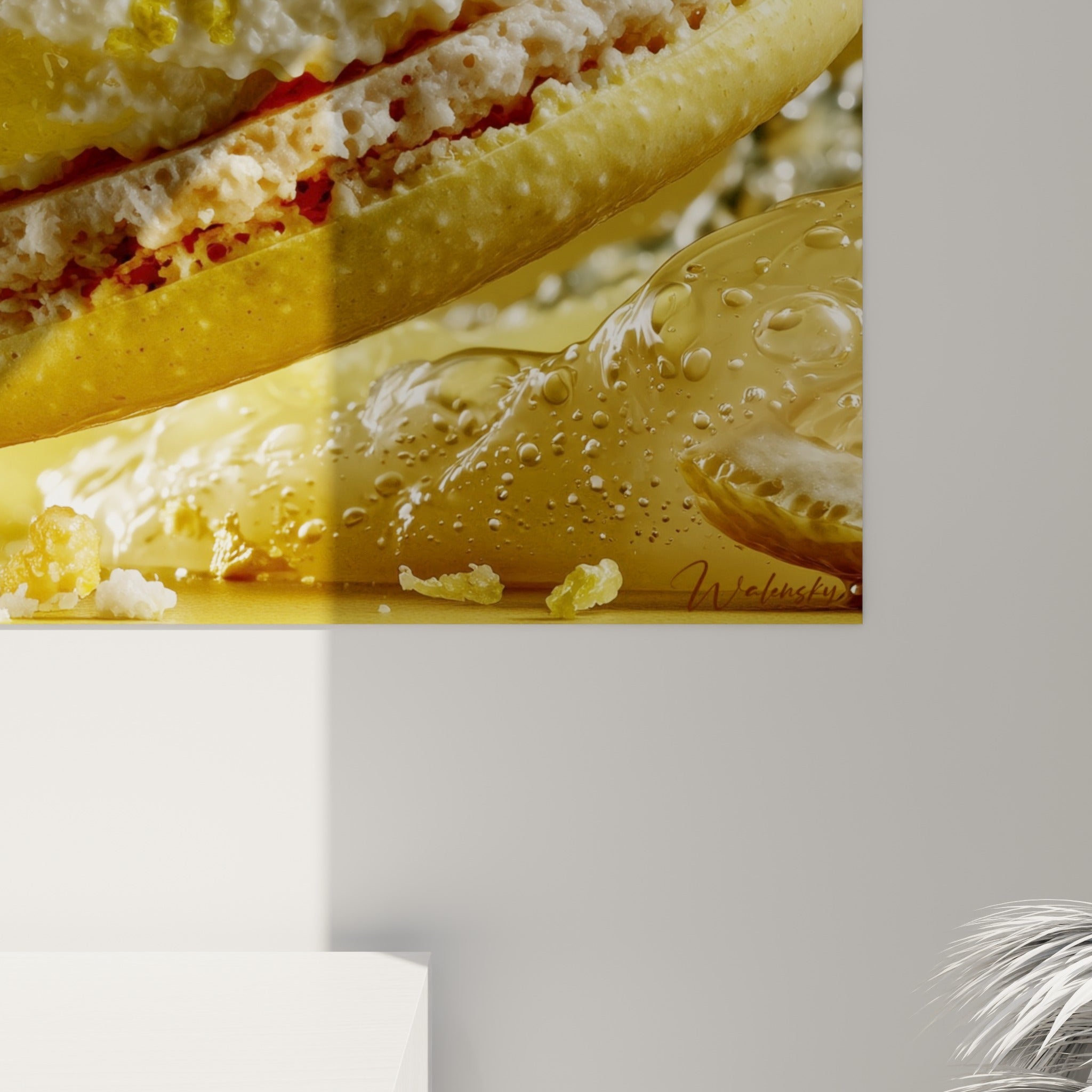 Texture crémeuse blanche et coque jaune granuleuse du macaron, impression aux détails précis