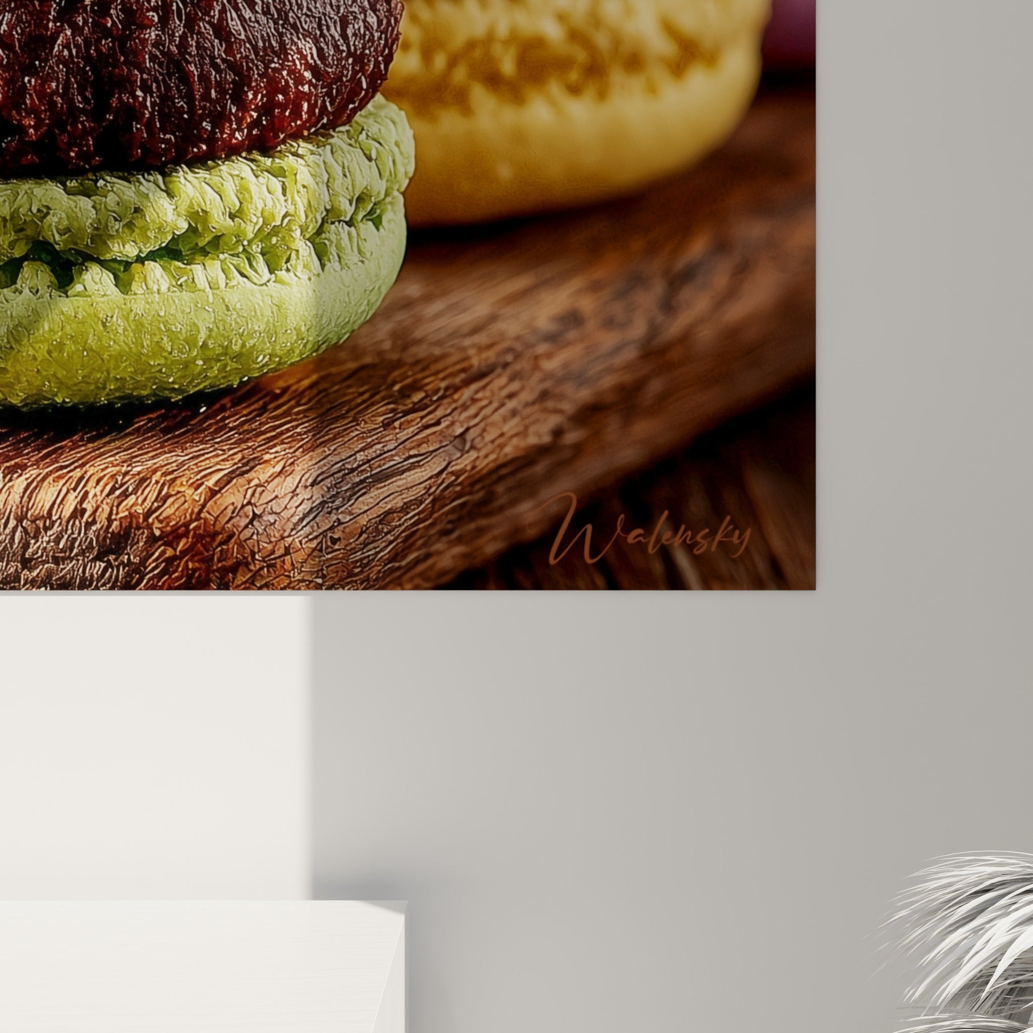 Détail rapproché du glaçage granuleux vert pistache et de la ganache chocolat fondante des macarons