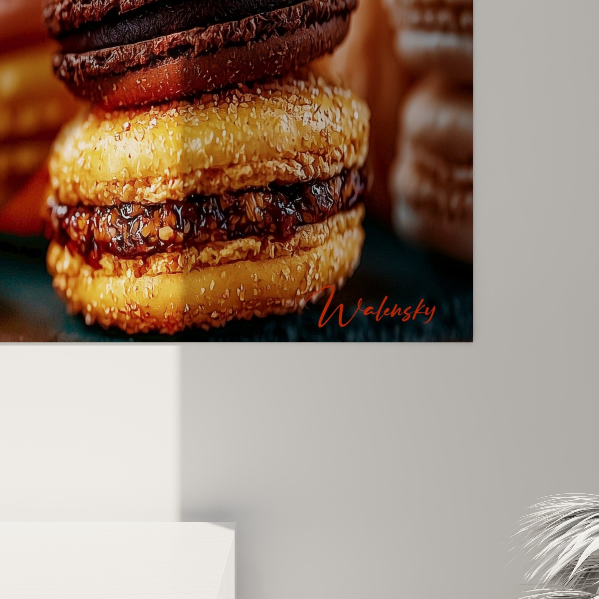 Détail des macarons montrant le grain croquant, le glaçage brillant turquoise et bordeaux