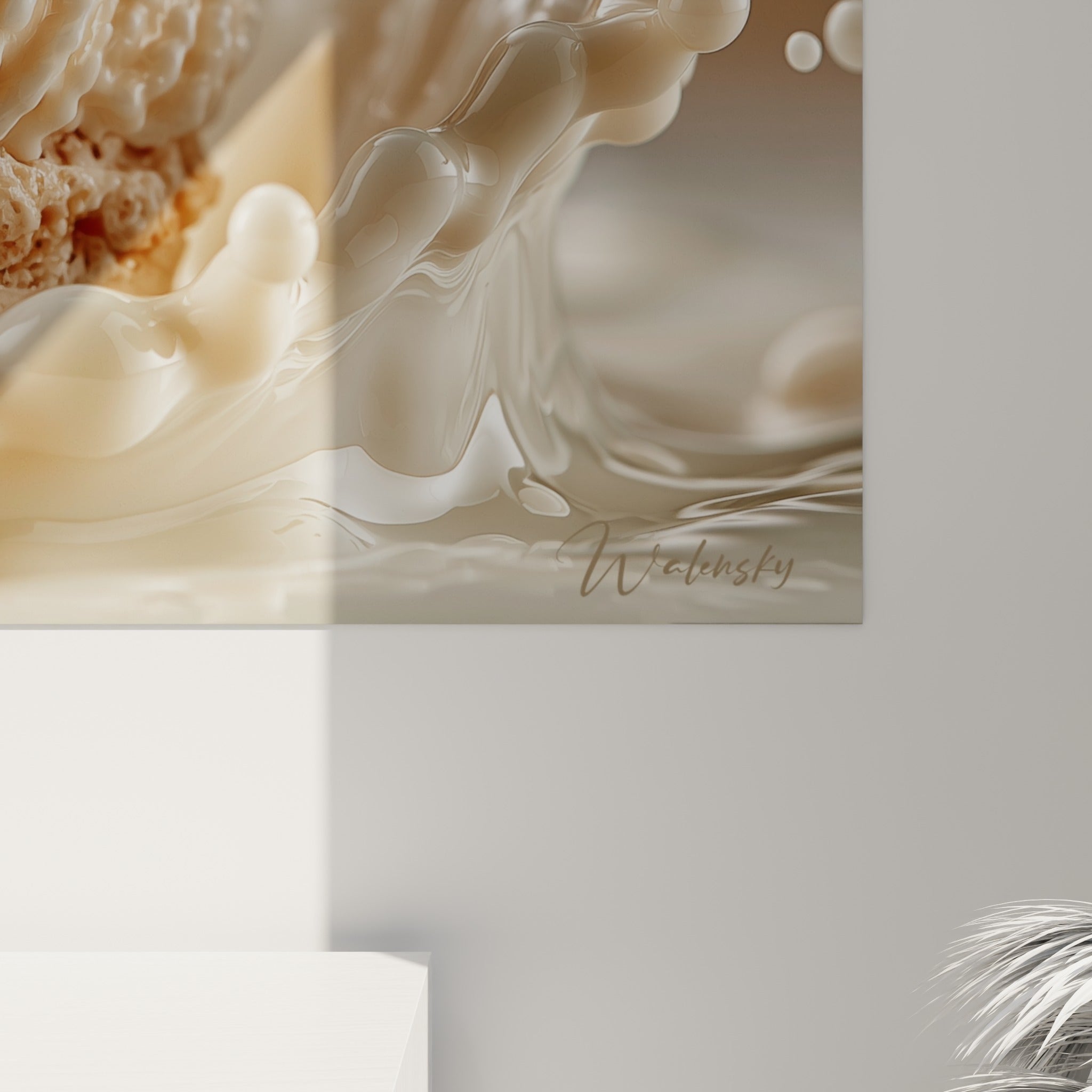 Grain de la crème caramel et gouttelettes de lait blanc capturés en gros plan sur la toile
