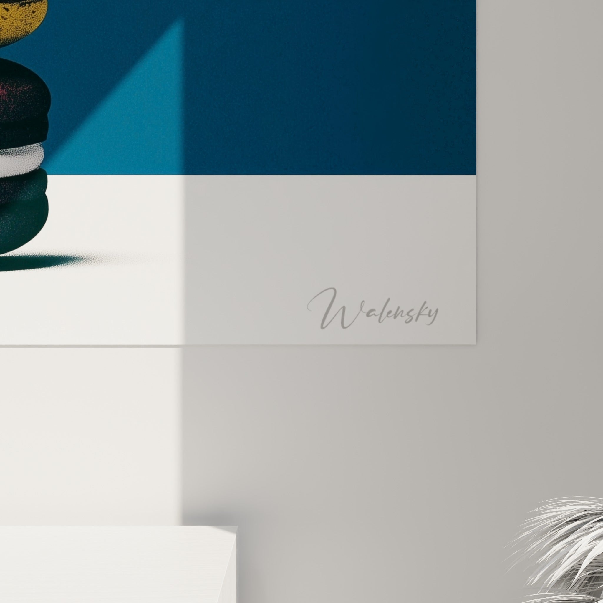 Grain sablé des macarons bleu et doré visible en détail, coulures de couleur et relief pictural marqué