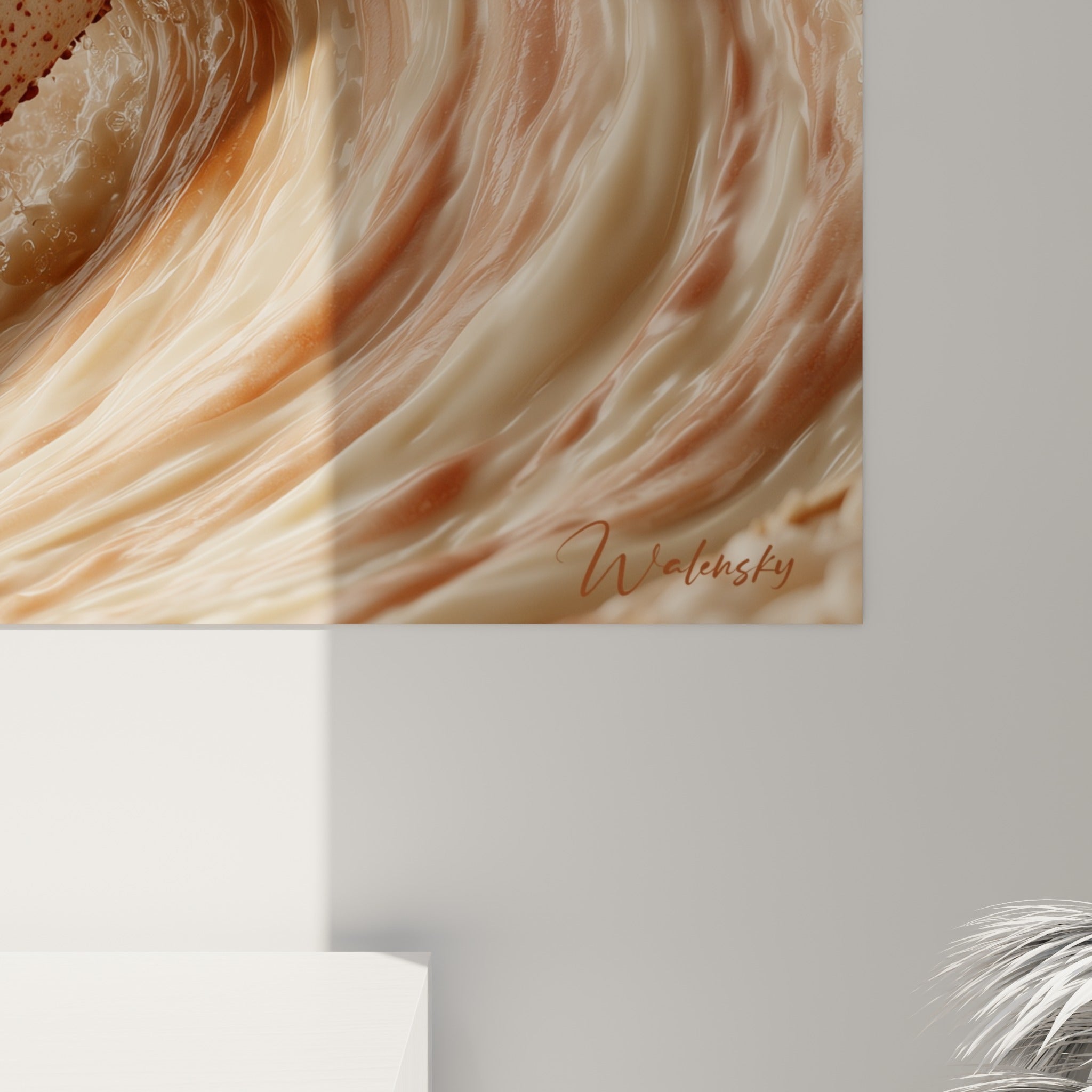 Texture granuleuse de la coque brune du macaron et striures crème captées de près sur la toile