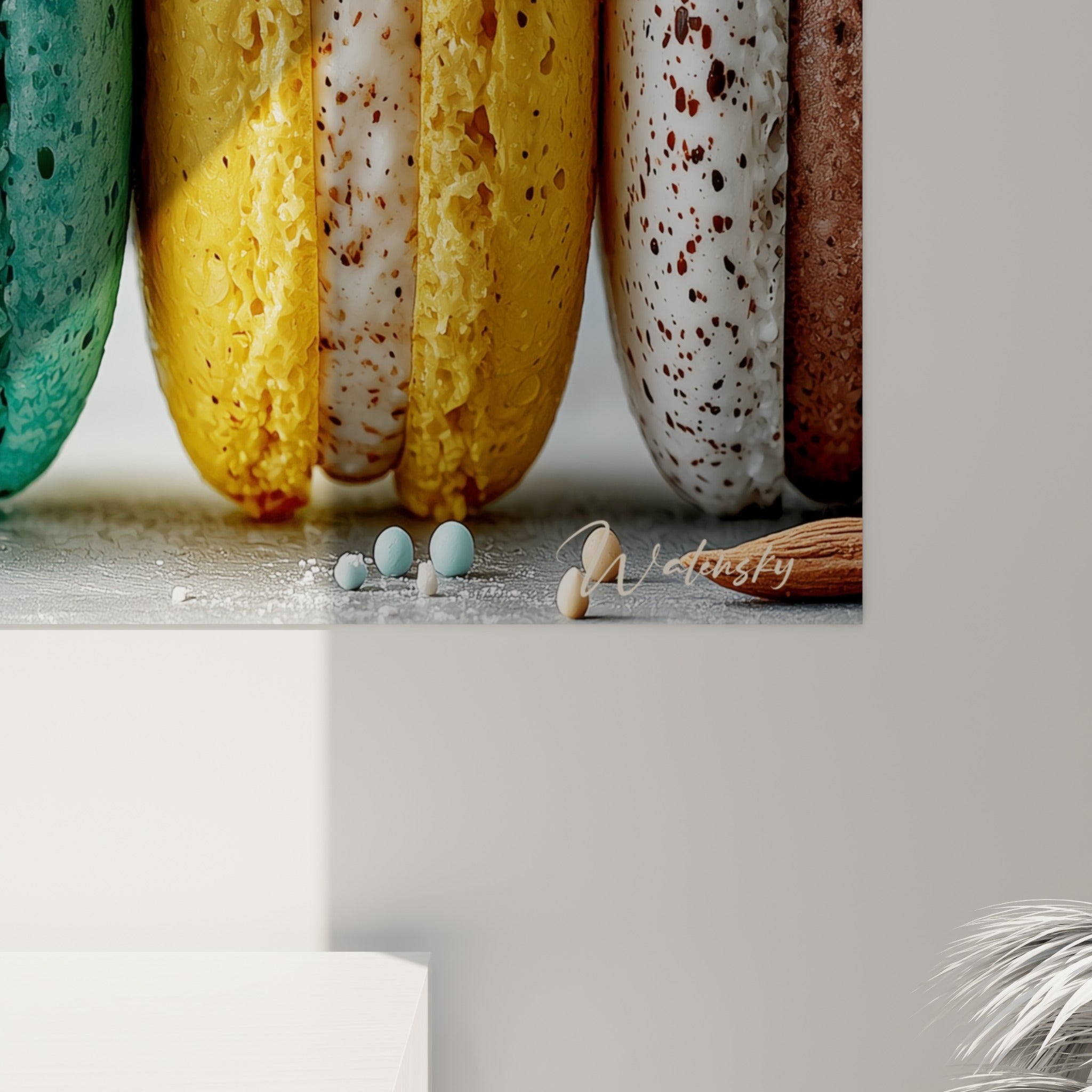 Détail de la texture granuleuse des macarons turquoise et safran, coulures et grain visibles à l'impression