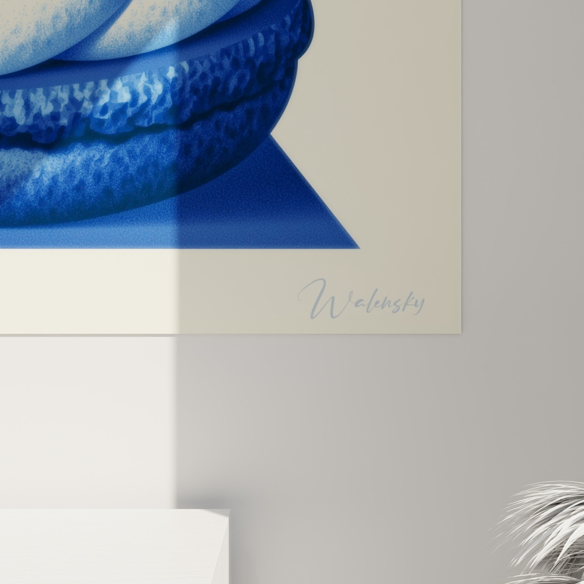Détail de la texture granuleuse du macaron bleu marine et du jaune éclatant aux coulures fines